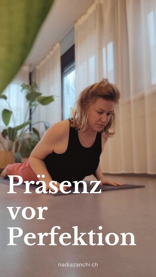 Hier geht es um Präsenz. Nicht um Leistung, nicht um Vergleich, nicht um Perfektion. Für mich ist Yoga keine Wettbewerb im Tun. Für mich besteht die grösste Herausforderung darin, präsent zu bleiben.
Das ist nicht immer leicht. Manchmal sogar ganz schön unbequem. Wenn noch tausend Tasks im Kopf offen sind, dann braucht es viel Kraft, um mich selber zu priorisieren und in den Moment zu kommen.
Danach fühlt es sich aber immer besser an. Auch wenn die Posen im Aussen nicht perfekt sind. In mir drin entsteht plötzlich Raum. Für mich und mein ganzes Leben🩵
#bepresent