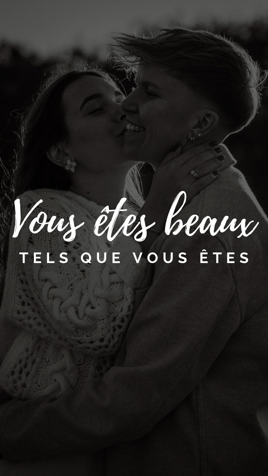 On me dit souvent « je ne sais pas poser » ou alors « je ne suis pas photogénique ».
La vérité ?
Ce n’est pas ce qui crée de belles photos.
Ce qui compte, c’est votre façon d’être, votre spontanéité, et votre beauté, telle que vous êtes ! 🫶
———————————————————-
Sandra | Tembo Studio
Photographe de mariage et d’instants de vie en Drôme, Ardèche et Vallée du Rhône.