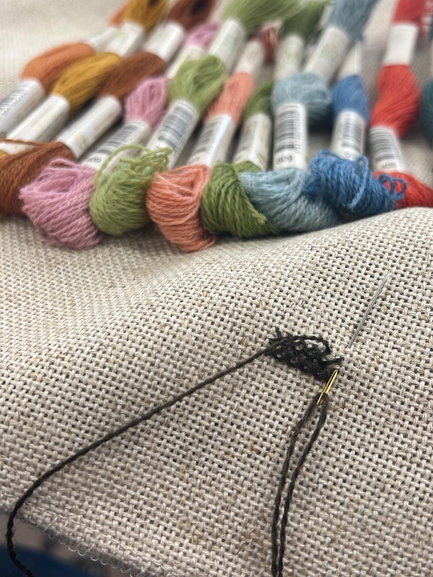 My eyes are tired but I have been eyeing up the #dmcecovita threads. So I went on a side quest to find a cross stitch using this thread. @satsumastreet has a lovely chart so I thought why not? I pulled out some #flobafabric 18 count and off I go. Let’s see how much I get done before closing. www.stitchmakers.co.nz/dmc-eco-vita-organic-wool-thread