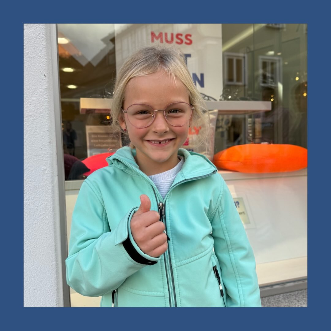 💕 viel Freude mit deiner neuen Brille 💕
Kinder beschweren sich meist nicht über schlechtes Sehen. Oftmals wird jedoch bereits eine Brille benötigt.
.
Gerne bei uns einen kurzen Check vereinbaren.
.
Wir haben die schönsten Kinderbrillen im Haus.
.
.
#kinderbrillen #optikerausleidenschaft #donauwörth