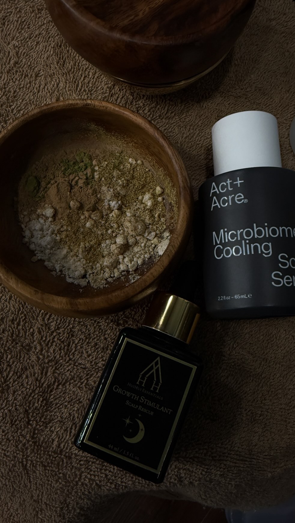 A scalp facial at Studio Meraki isnât a trend or a âspa moment.â
Itâs treatment-based, results-driven, and rooted in scalp health.
Every service begins with assessment, intention, and education.
We address buildup, inflammation, circulation, and the scalp environment itself not just relaxation.
This is scalp care designed to support healthier hair long-term, not a one-time experience that looks good on camera and disappears the next day.
Thoughtful. Corrective. Personal.
This is the Meraki difference. âĄ