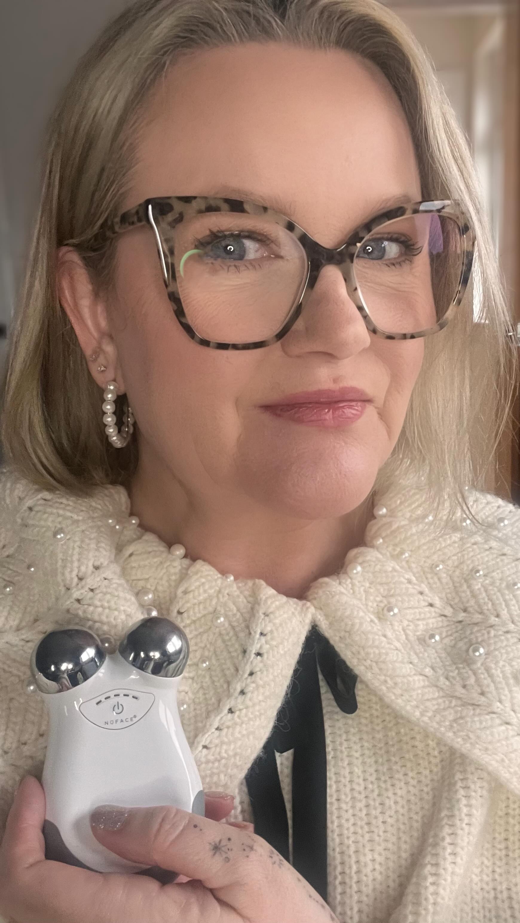 âšWant to know how I keep my face looking younger than my 52 years?
â¡ïž Comment âskinâ below and Iâll send you the link
ðº Full Tutorial on my YouTube Channel:
https://youtu.be/Eov2YybDszg?si=tYOh_f2bh3G89PFd
#makeupartist #antiaging #facialmassager #skintighteningtreatment #weddingskinprep #nikkimakeupandhair