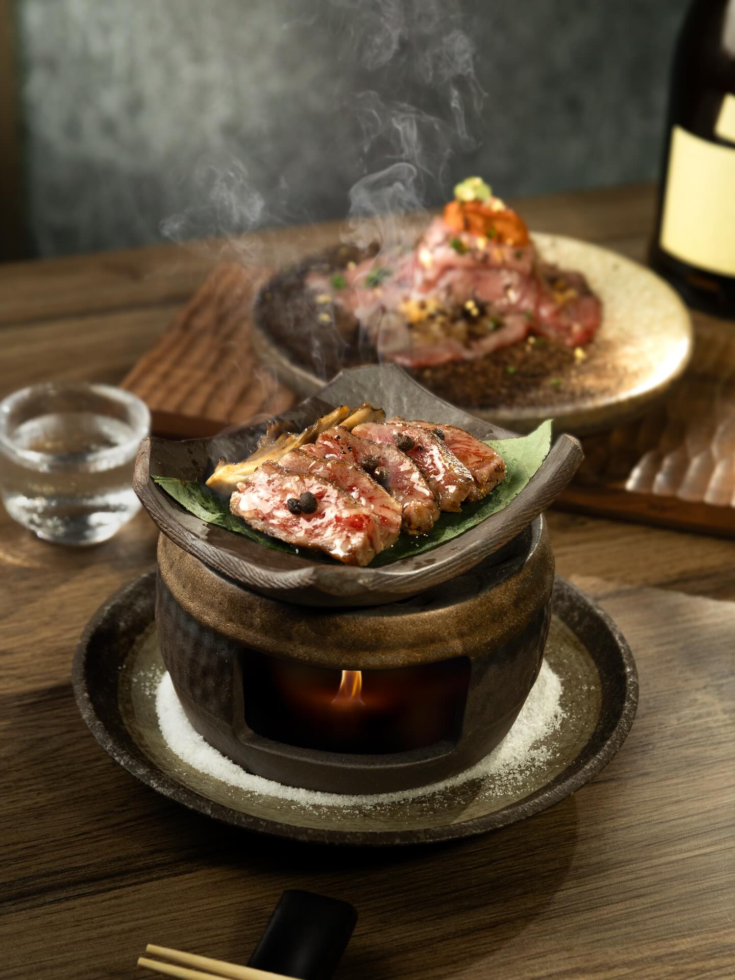 Ozaki Yakiniku
Delicately grilled over gentle fire, rich marbling melting with every bite.
A refined balance of yakiniku depth and sushi craftsmanship.
