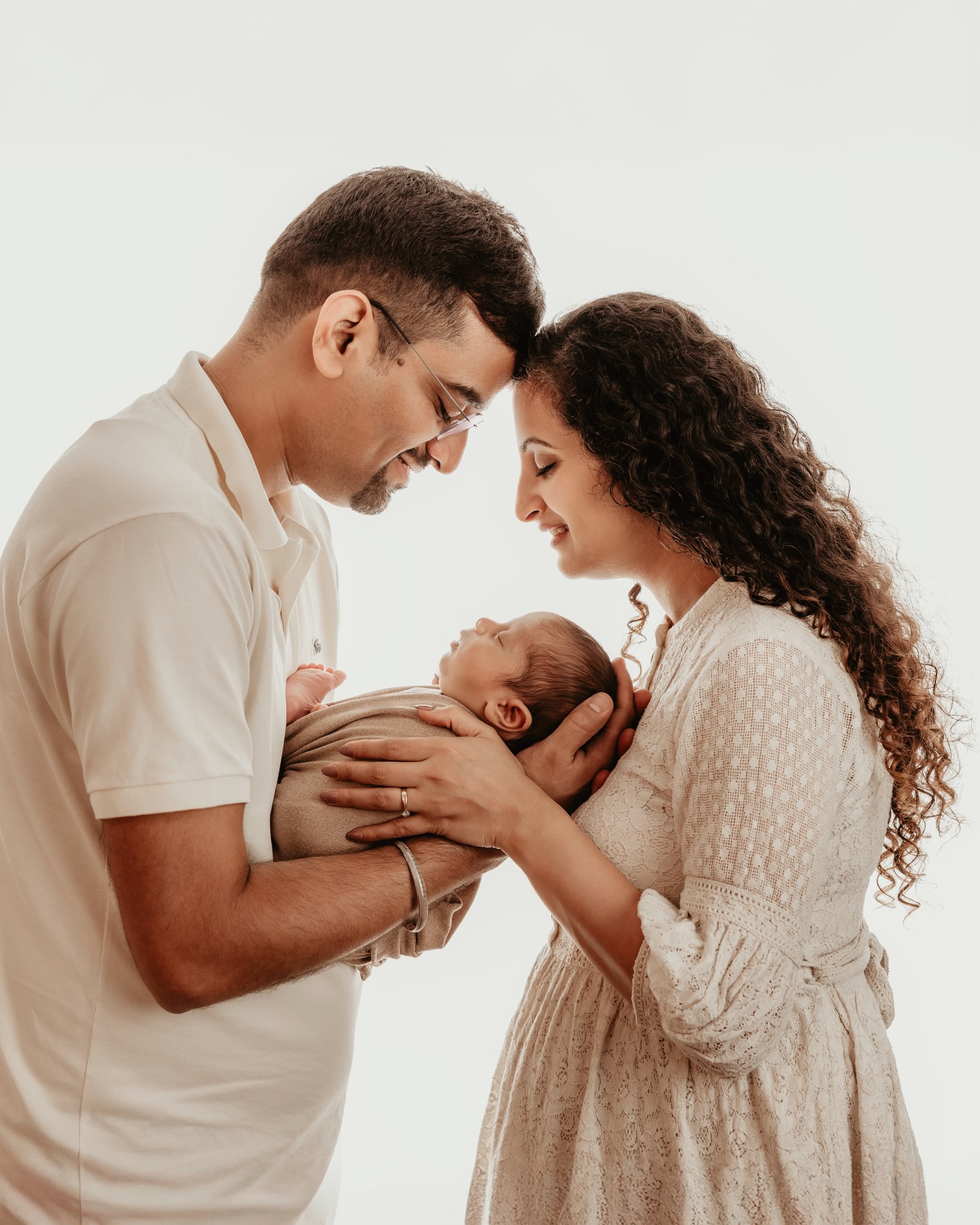 🤍 Wrapped in love. Every cuddle tells a story of connection, warmth, and endless care.
✨ Tip: Keep your baby calm by feeding and comforting just before the session — sleepy babies make the sweetest photos.
#newbornphotography #familylove #violetartphotography #mommyanddad #preciousmoments markhamphotographer