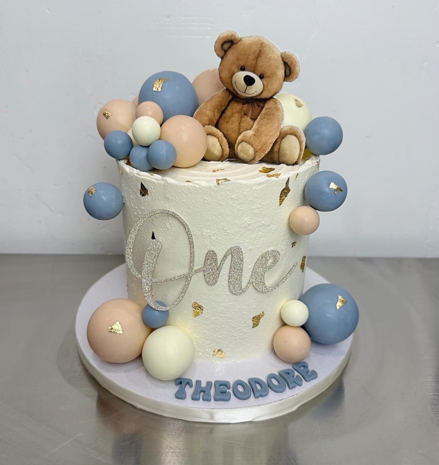 The cutest teddy bear first birthday cake🧸
This was a banana cake, with caramel filling, and vanilla Italian meringue buttercream. So good!🍌
#teddybearcake #firstbirthdaycakes #boisebakery #boisecustomcakes #boisecakes