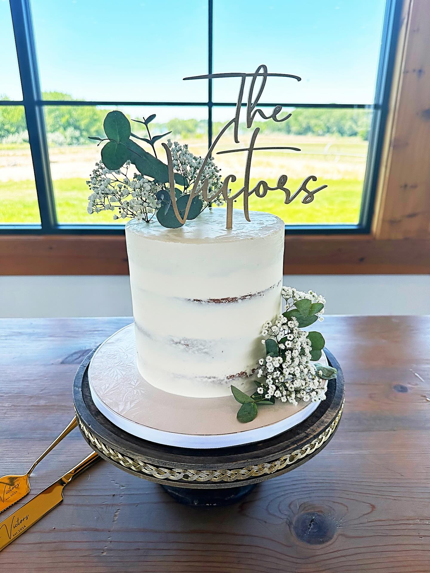 Simple, yet striking🍃
This lovely wedding cake was a vanilla cake, with strawberry compote filling, and cream cheese Italian meringue buttercream. So good!🍓
Venue- @deerflatranch
Planning- @capitaloccasions
#nakedweddingcake #simpleweddingcake #boiseweddings #boisebakery #boiseweddingcakes