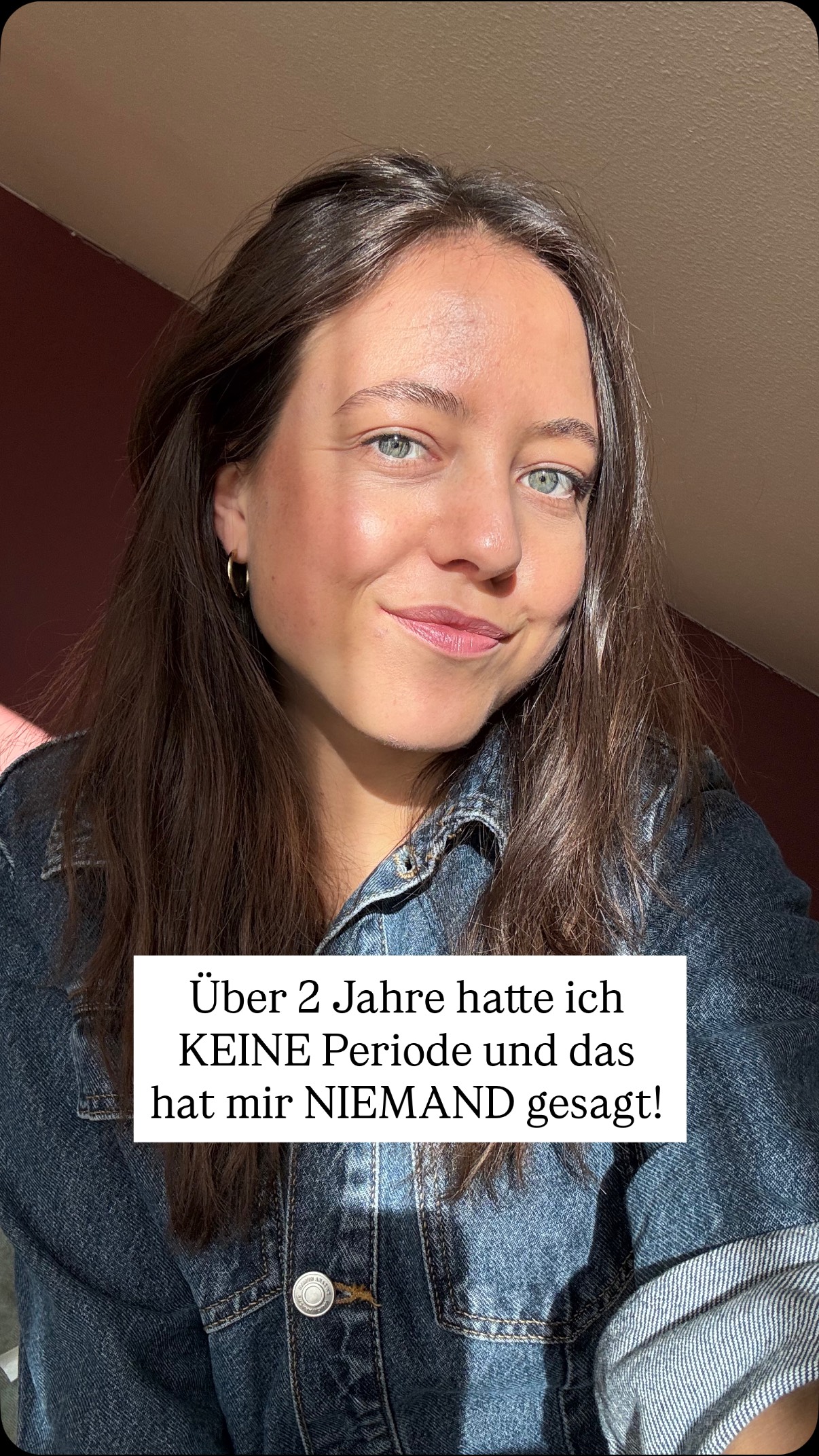 Vielleicht hast du schon so viel verändert.
Du ernährst dich „gesund“.
Du bewegst dich regelmäßig.
Du gibst dir Mühe, alles richtig zu machen.
Und trotzdem bleibt deine Periode aus. 🥺🩸
Was viele Frauen nicht wissen: Der Zyklus reagiert nicht nur auf Ernährung oder Bewegung.
Er reagiert vor allem darauf, wie sicher sich dein Körper fühlt: Dauerstress, innerer Druck, Perfektionismus und das ständige Funktionieren können dazu führen, dass dein Körper den Zyklus leise herunterfährt.
Nicht, weil du versagt hast. Sondern weil dein Körper versucht, dich zu schützen. ❤️
Deshalb reicht gesunde Ernährung allein oft nicht aus. Und deshalb bringt noch mehr Disziplin deinen Zyklus selten zurück.
Hormonelle Balance entsteht nicht durch Optimierung, sondern durch Regulation, Verbindung und Vertrauen in den eigenen Körper.
Wenn du dir auf dieser Reise Unterstützung wünscht, dann schreibe mir eine Nachricht! 💌 Deine Jana Noel
#periodenverlust #frauengesundheit #hormoncoaching #zykluswissen #amenorrhea