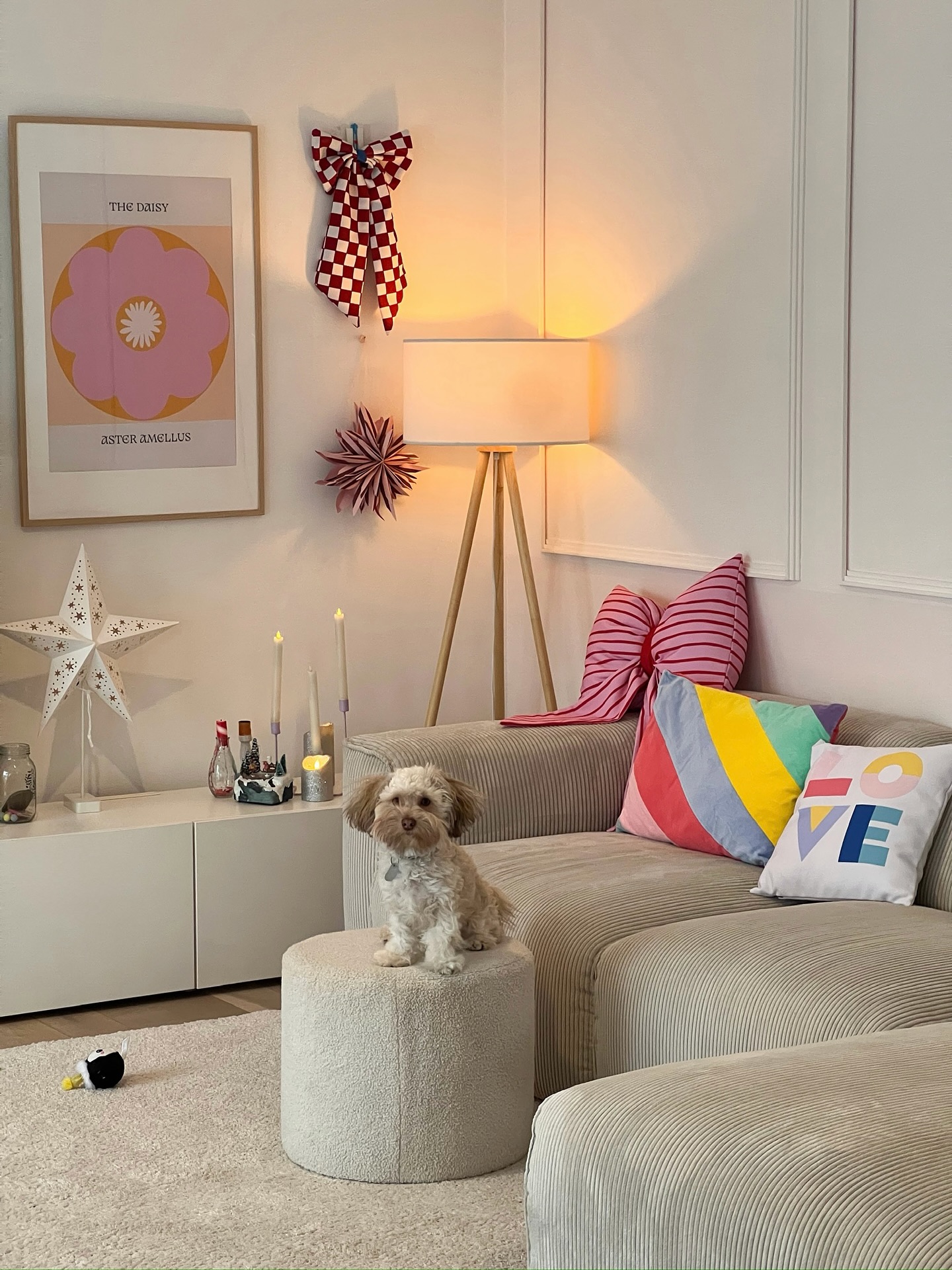 Hej am Donnerstag ihr Lieben🤍❄️
Draußen weiterhin sehr viel snow energy, drinnen dafür viel Gemütlichkeit🕯️🐶☕️
Wie sieht es bei euch aus? Habt ihr auch so viel Schnee? Wir wünschen euch einen schönen Nachmittag☃️🤍
#cozy #cozyhome #gemütlicheszuhause #colorful #colorfulhome #cornerofmyhome #livingroomdecor #interior123 #interiør #interiordesign #schönerwohnen #wohnliebe #interior #interiors #mycozyhome #dogs #bolonka #mydogmylove