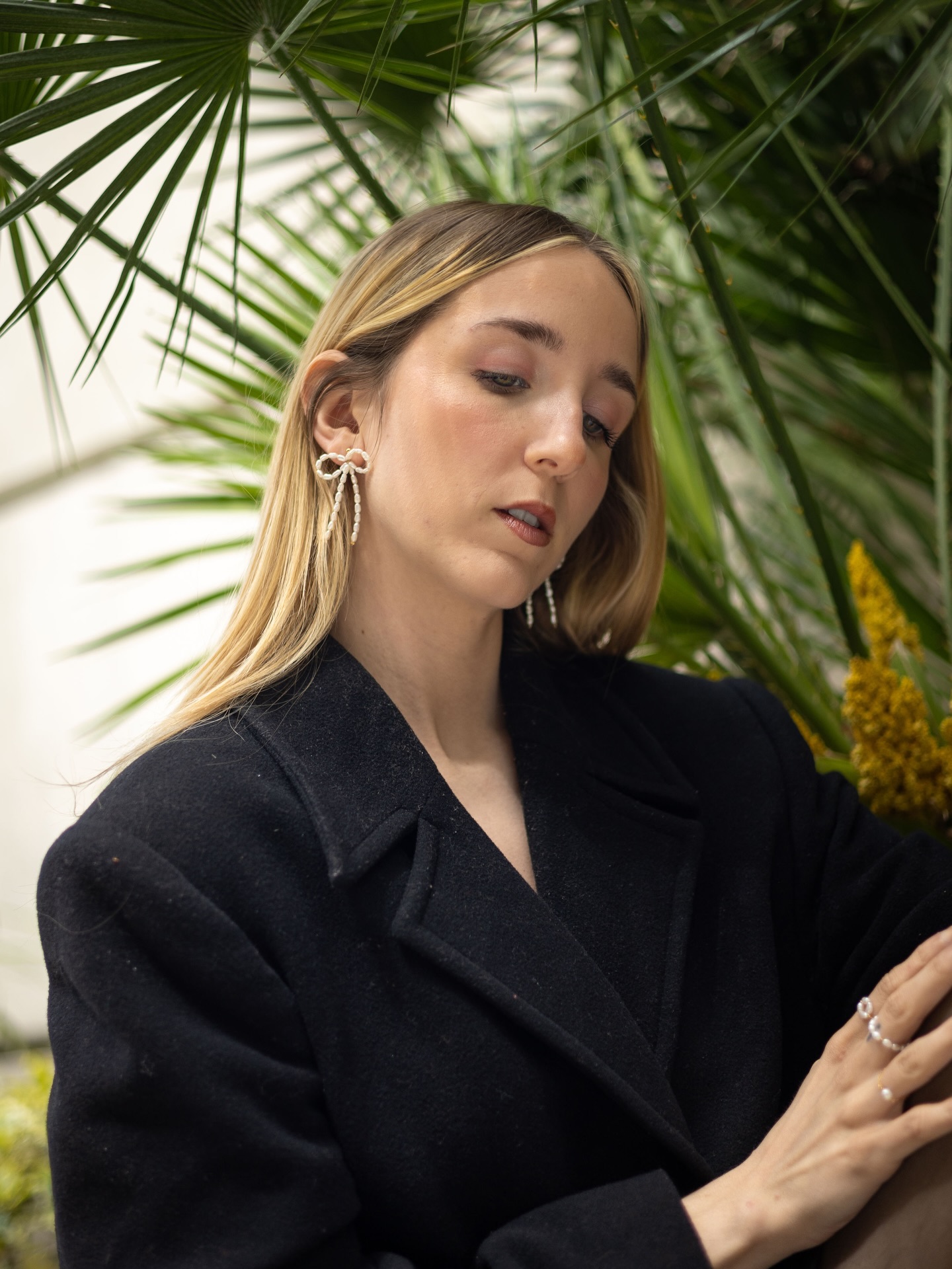 Inspiré par les papillons, fait à la main avec des perles d‘eau douce de 3 mm, idéal pour compléter votre look.
Boucles d’Oreilles Nœud Perles, Cadeau Romantique pour Femme, L’alliance parfaite entre douceur et sophistication.
Inspired by butterflies, handmade with 3mm freshwater pearls, great to complete your fashion look. Nickel free earrings, it’s a great gift for her.
Bijoux @zhen_bijoux_paris
Photographe @joana_dc_paris
Model @marialdeguerr
#bowearrings #modernfrenchpearljewelry #pearlearring #handmadejewelry #giftforher