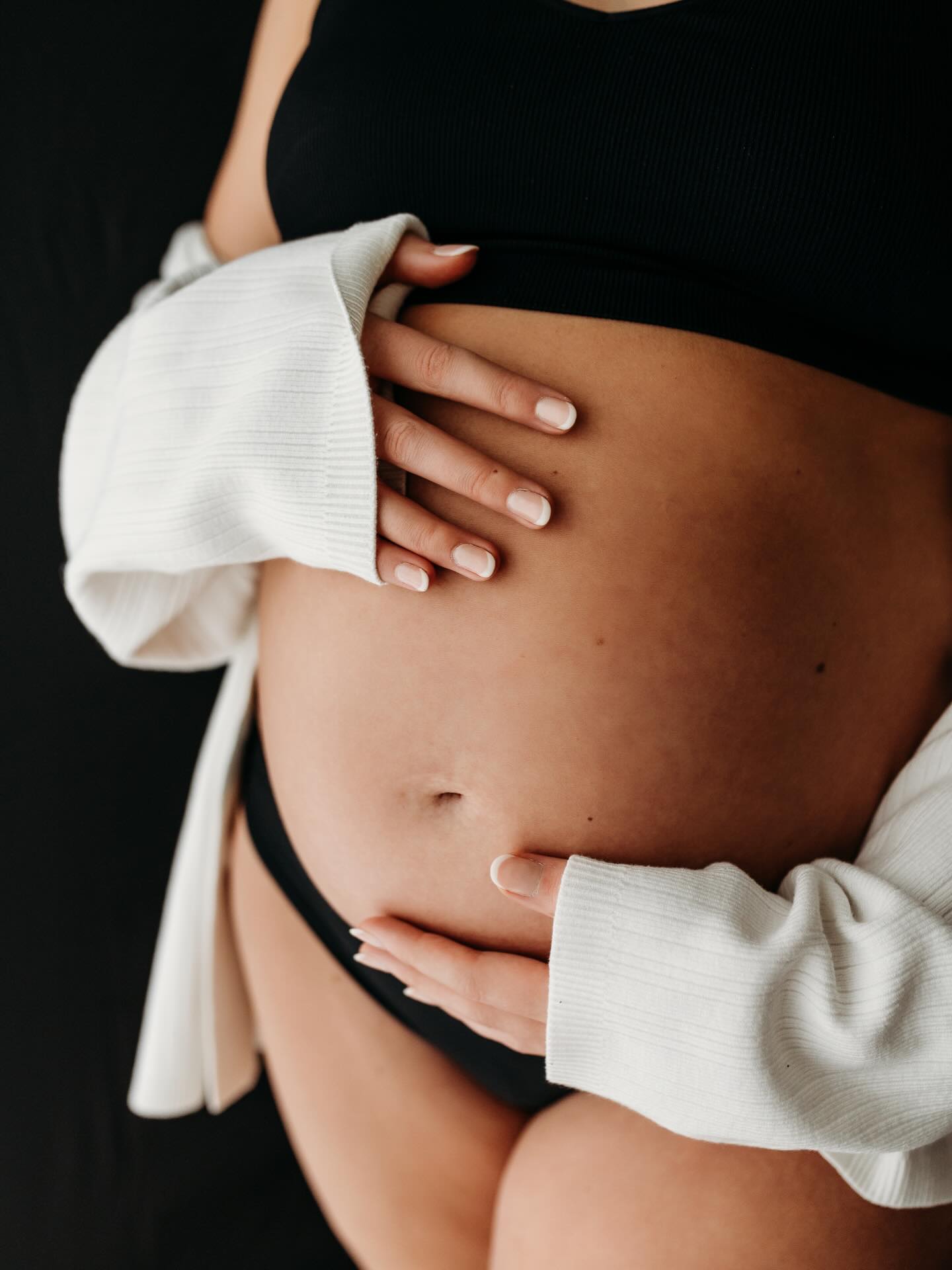 I used to offer maternity portraits on black, but since moving to my new studio, I’ve been focussed on white. But I missed the occasional touch of black…so it’s back!
How stunning is this bump…8 weeks to go and cooking wonderfully 🥰
