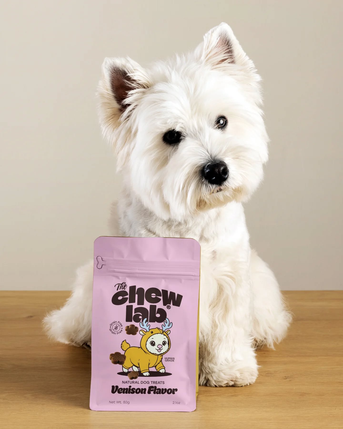 This brand barks and meows 🐶🐱
Meet The CHEW LAB, a natural, healthy pet food brand.
I had so much fun working on this project.
What do you think?
Looking for a similar project? Let’s talk.
#pouchdesign #catfooddesign #dogfooddesign