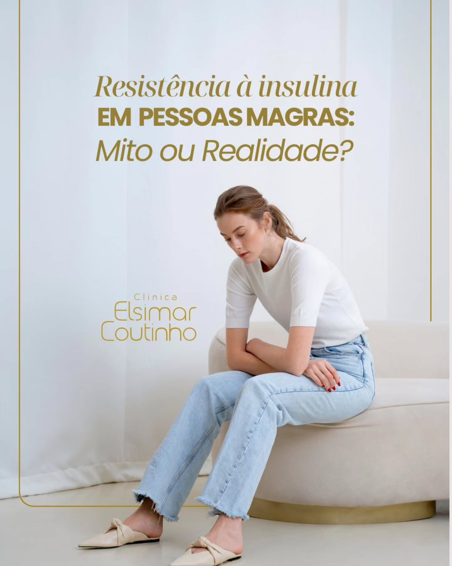 Muita gente acredita que resistência à insulina só acontece em pessoas com sobrepeso, mas isso é um mito.
A resistência insulínica também pode ocorrer em indivíduos magros e frequentemente passa despercebida. Fatores como perda de massa muscular (sarcopenia), acúmulo de gordura visceral, sedentarismo, sono inadequado, estresse crônico e dietas ricas em carboidratos simples interferem na ação da insulina.
Mesmo com peso corporal normal, a presença desse excesso de gordura visceral, desproporcional à baixa massa magra aumentam o risco metabólico, favorecem picos de insulina que também vai bagunçar outros hormônios.
Sintomas que merecem atenção incluem cansaço, fome frequente, dificuldade de concentração, sensação de “descontrole” após doces e dificuldade para ganhar massa magra.
A boa notícia é que esse quadro costuma ser reversível. Estratégias como treino de resistência para aumentar massa muscular, atividade aeróbica para reduzir gordura visceral, ajustes dietéticos e melhora do sono/estresse, associados ao acompanhamento médico, melhoram a sensibilidade insulínica e os desfechos metabólicos na composição corporal e na regulação hormonal como um todo.
Quer avaliar sua saúde metabólica?
Agende sua consulta na Clínica Elsimar Coutinho!
#ResistênciaAInsulina #Endocrinologia
#EquilíbrioHormonal
#SaúdeMetabólica
#ClínicaElsimarCoutinho