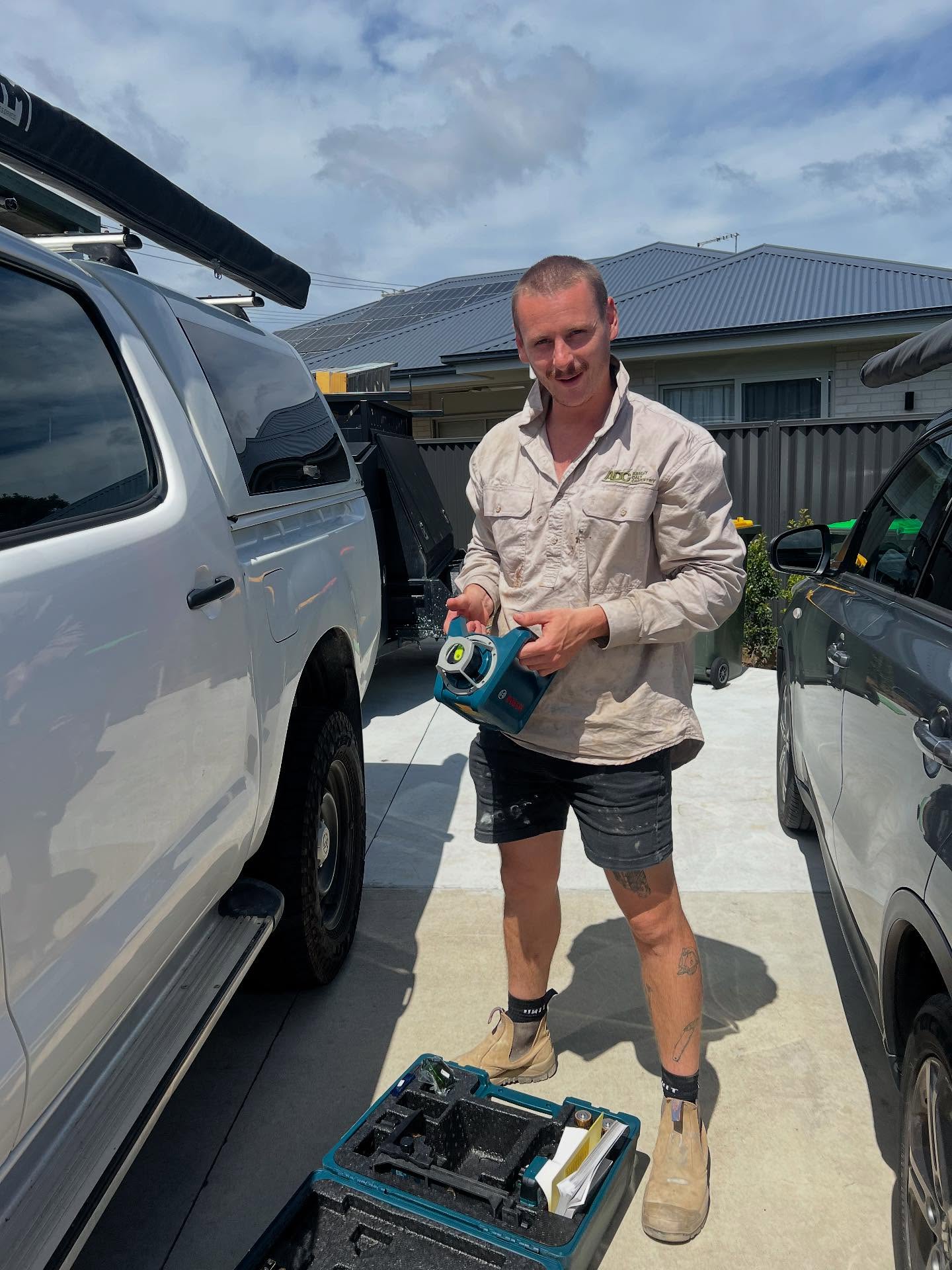 Ash’s Christmas present to himself 😂 getting that ✨precision✨ with a new laser level 🤌🏼
Sneak peak of a poolside deck incoming as well 😍