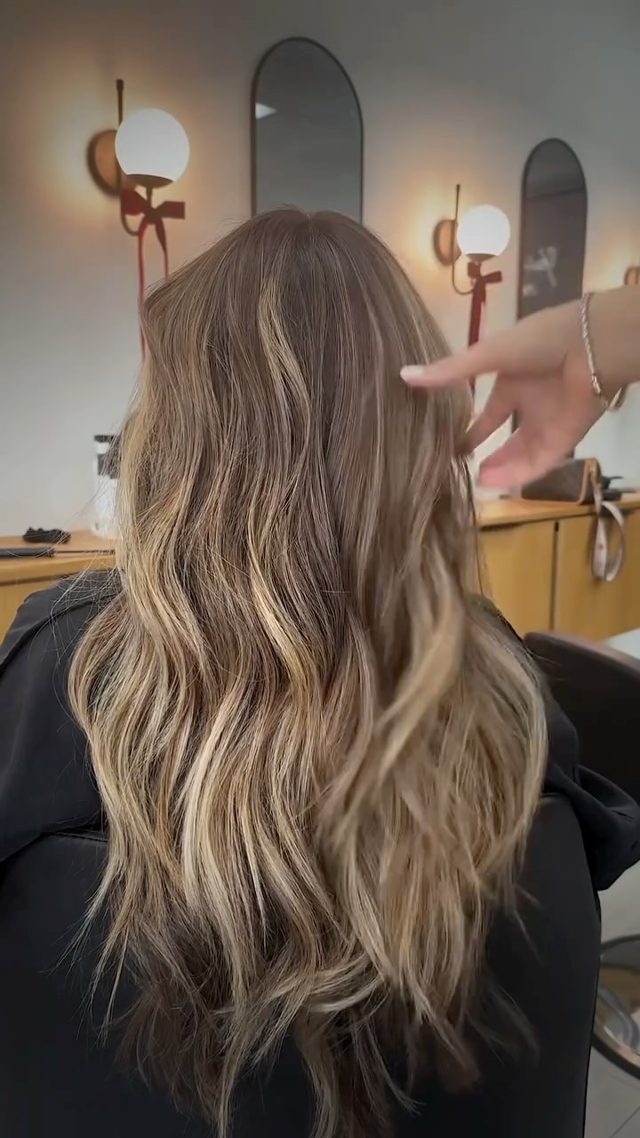 A day in the life of a salon that loves what they do 🤍
#sarasota #siestakey #sarasotasalon #sarasotahairstylist #salonlife #modernsalon #btc #blondingspecialist #ktipextensions #extensionspecialist #dimensionalcolor
