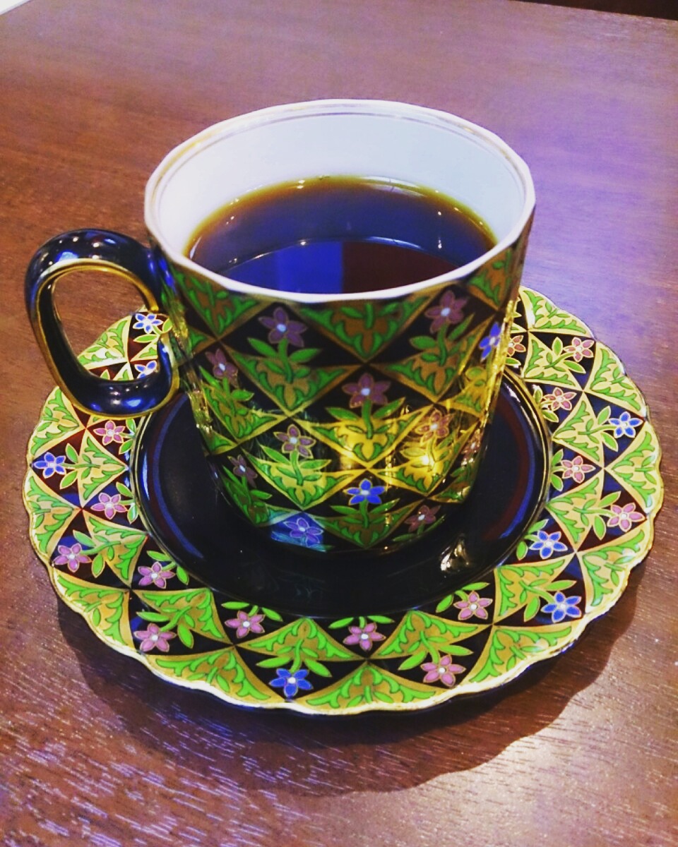 こんにちは。よこやま珈琲です。
こんな経験ありませんか?
「自分の好きなコーヒーばかり飲んでいる」
「1回飲んでみたけど合わないのでやめた」
そんな経験ありますよね?
でもコーヒーって季節で風味が変わったり、ロットで風味が変わったりすることもあるんです。
と言ったところで今ズバリおすすめなのが
グァテマラ『フェルナンド・コフィーニョ』シティロースト(中煎り)です。
グァテマラ産を避けられてる方がよく言われるのが
「グァテマラは酸味のイメージ』
ごもっともです。正解です。
が・・今回のロットは、
「柔らかい酸味で、中程度の濃さを持ちながら、後味はチョコレートのような味わいが楽しめます。」
いつもは酸味>チョコレートといった印象のグァテマラ産ですが、
今回のロットはチョコレート>酸味。といった具合ですので、
「ほぉほぉ面白いね!」と言って頂けることが目に浮かびます(⌒∇⌒)
年間通じて、全く一ミリも風味の変化がないコーヒーは存在しません。同じ農作物として見て頂くと分かりますが、米や野菜と同じです。
ひと昔前までは生豆(焙煎する前のコーヒー豆)状態ならば風味は変化しないと考えられていましたが、コーヒー豆の種類によって変化速度が違う部分があるものの確実に変化することが分かりました。
なので・・風味の変化を楽しんだり、以前飲んでやめたコーヒーをもう一度季節を変えて飲んでみたり、そんな楽しみ方もツウです。
-----------------------------------
よこやま珈琲
京都府宇治市小倉町西浦5-9
営業時間:7:00~19:00(LO18:00)
定休日:月曜日
電話:0774-20-3239
駐車場アリ
HP:http://www.yokoyama1986.com
メール:info@yokoyama1986.com
インスタグラム→yokoyama_coffee1986
フェイスブック→よこやま珈琲京都
X(旧ツイッター)→@yokoyamacoffee
#よこやま珈琲 #自家焙煎よこやま珈琲 #グァテマラ産 #グァテマラフェルナンドコフィーニョ #柔らかい酸味 #後味はチョコレート #こんな経験ありませんか #コーヒー好き #コーヒー好きな人と繋がりたい #近鉄小倉駅 #京都府宇治市 #宇治市小倉町西浦