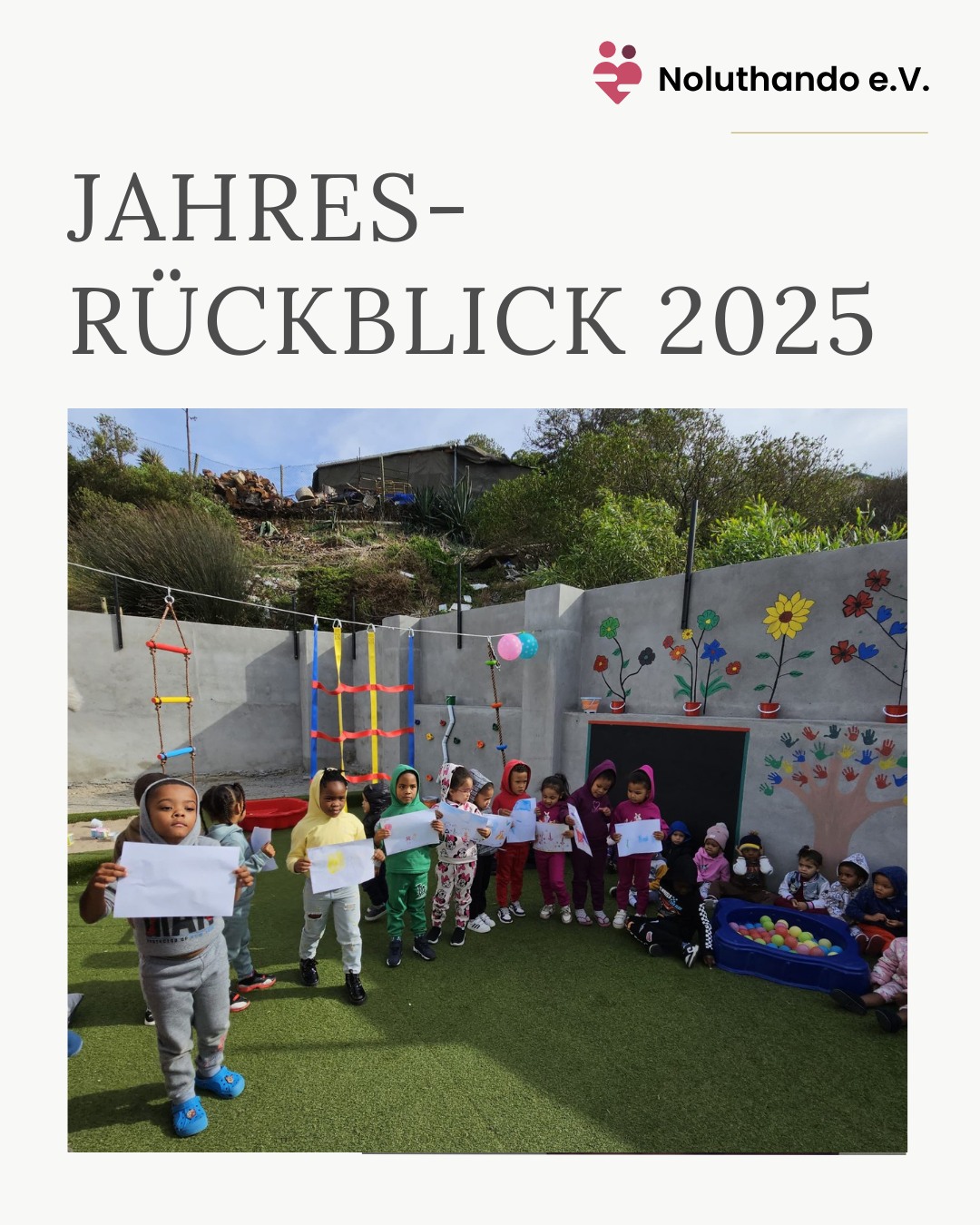 Auch im letzten Jahr haben wir uns bewusst dafür entschieden, auf Weihnachtsgeschenke für Kundinnen, Kunden und Partner zu verzichten und stattdessen ein Herzensprojekt zu unterstützen: Noluthando e.V., ein Verein, der mit seiner Arbeit nachhaltig Perspektiven für Kinder in Kapstadt schafft.
Der Verein engagiert sich seit vielen Jahren für frühkindliche Bildung in Townships nahe Kapstadt. Aktuell konnten dort unter anderem sichere Spiel- und Lernräume geschaffen, pädagogische Fachkräfte unterstützt und die Rahmenbedingungen für frühkindliche Förderung deutlich verbessert werden. Projekte wie der Bau eines geschützten Spielplatzes oder die Einrichtung eines eigenen Arbeitsraums für Lehrkräfte zeigen, wie konkret Hilfe wirken kann.
Wir freuen uns, diese wichtige Arbeit erneut zu begleiten und einen Beitrag zu besseren Bildungs- und Zukunftschancen für Kinder zu leisten.
Mehr über Noluthando e.V.: https://noluthando.de/
#noluthando #townships #spenden