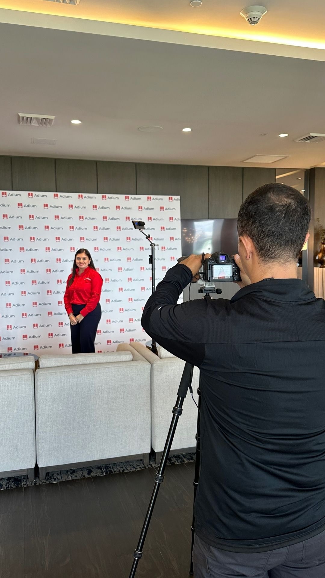 Dicen que lo barato sale caro… Como confundir un lobo con un husky o diamantes con Swarovski. Aquí jugamos con calidad real. 🎥📸 Vibra Bad Bunny #fotografia #filmmakerslife #film #fotografos #audiovisuales