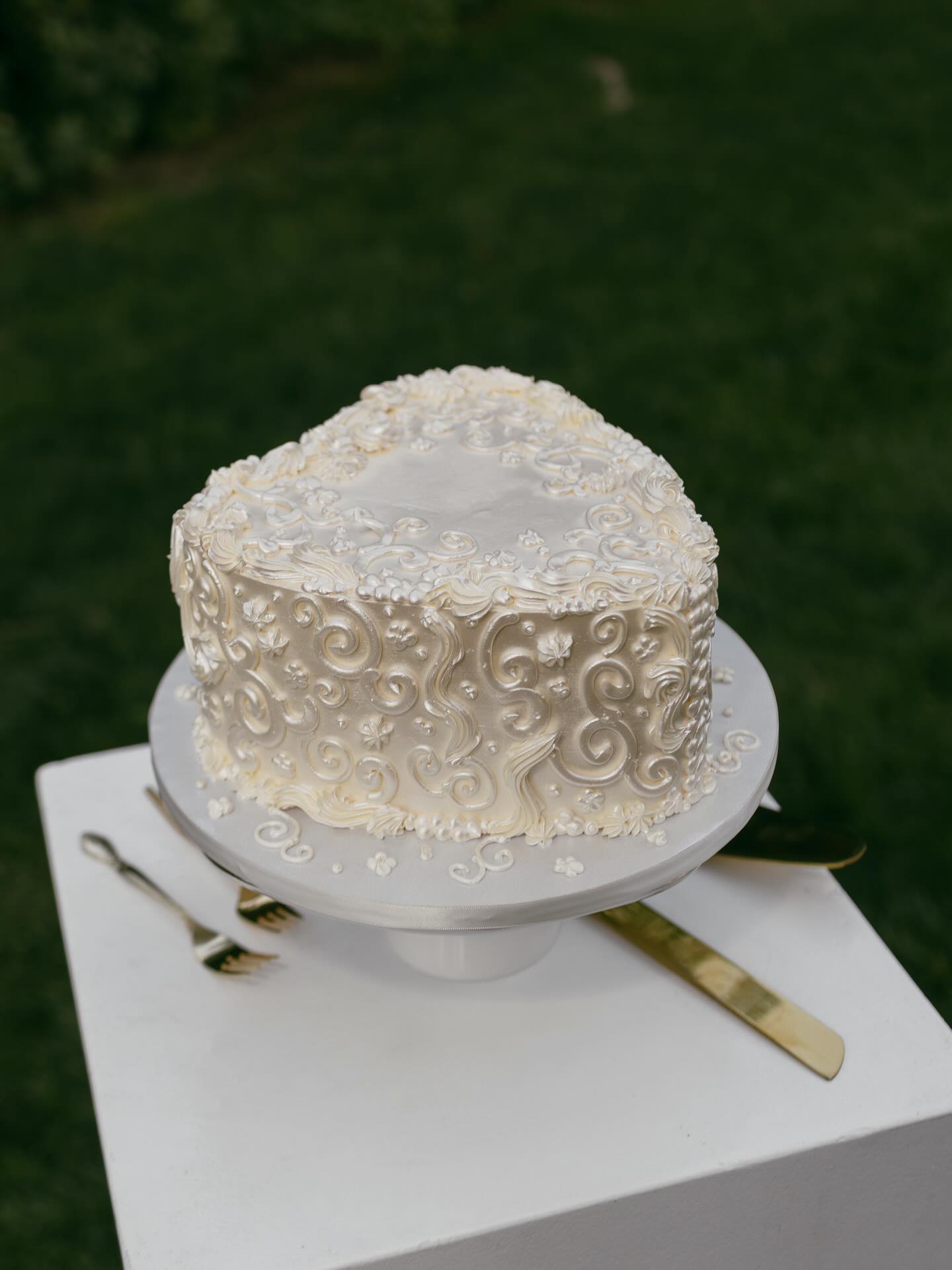 The dreamiest old money shoot🤍
It was such a pleasure to be a part of this beautiful day back in July. Every detail was carefully curated to perfection.
Swipe➡️ to see all of the stunning details💐
This was a marbled chocolate and vanilla cake, with cookie butter filling, and vanilla Italian meringue buttercream. So good!
VENDORS-
Photos: @katykahlaphotography
Host: Salt and Sand Photos @saltandsandphotos
Planner/Coordinator: Stinger Event Co. @stingereventco
Florals: Bloom Room Floral Co @bloomroomfloralco
Venue: The Cottage at Riverbend @thecottageatriverbend
Models: Kori Keyes and Sam Lauenstein @korikeyes @sam_lauenstein
Hair: Hilarie Mendive @ur.hairy.godmother
Makeup: Hanna Taylor Beauty @hannataylorbeauty
Linens and Rentals: Linen + Loot @linenandloot
Tables: Idaho Tents & Events @idahotentsandevents
Chairs: Blush Creek Chair Rentals @blushcreekchairrentals
Tableware: Flying China Tableware Rentals @flyingchina
Dress: Taylar Made Dress Rentals @taylarmadedresses
Tux: Boise Tuxedo Shop @boisetuxedoshop
Cake: Paolian Sweets & More @paoliansweets
Stationery: Papery & Pen @paperieandpen
Spray Tan: Skinfully Good @skinfullygood
#boiseweddings #idahoweddings #boisebakery #vintageweddingcake #boisecustomcakes
