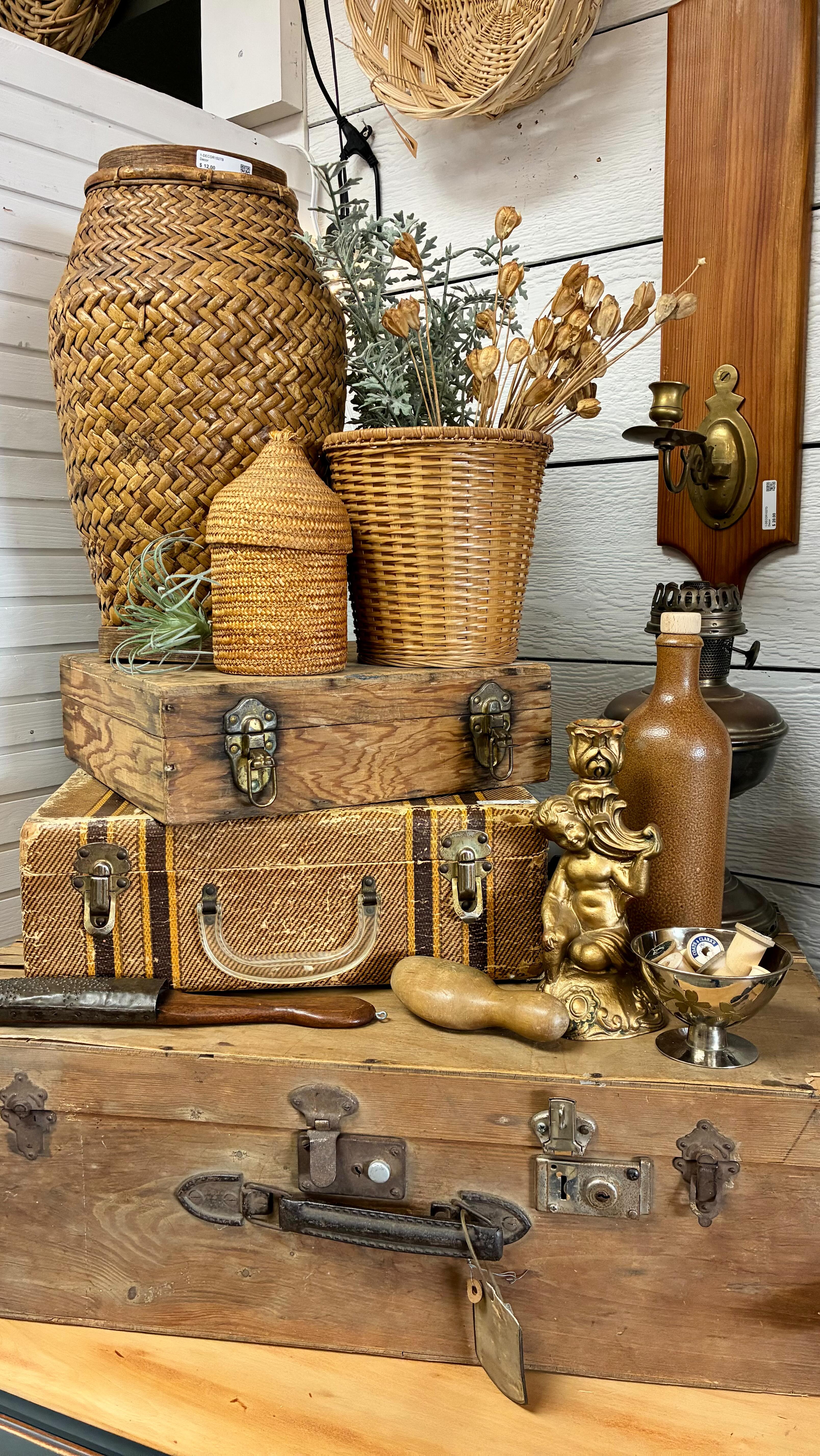 When the boss follows you and suddenly you feel like you’re being graded😅
Good thing Shalie is an absolute rockstar and gets it all done with a smile on her face!
#shoplocalspokane #smallbusinesshumor #thebohemian #shopspokane #shoplocal