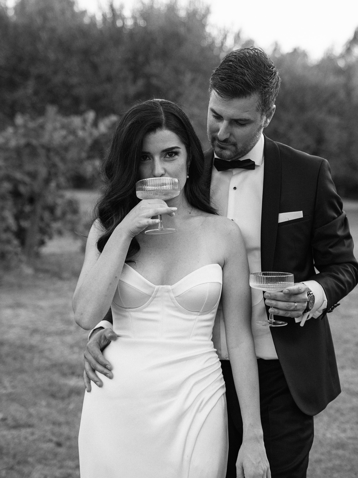 ✨ Une robe, deux silhouettes ✨
Une base bustier épurée, pensée comme une seconde peau.
Et par-dessus, un voilage en organza amovible, léger et aérien, qui transforme l’allure en un geste.
Cette robe a été imaginée comme une création modulable, pour vivre plusieurs moments en une seule tenue :
structurée et minimaliste, puis fluide et vaporeuse.
Chaque détail a été pensé pour s’adapter à la mariée, à son style, à ses envies.
Parce que le sur-mesure permet tout : personnaliser, transformer, révéler.
⸻
🤍 Manon Gontero
Créatrice de robes de mariée couture sur-mesure
Atelier à Marseille
✨ Envie d’une robe unique, pensée pour vous ?
Réservez votre rendez-vous et imaginons ensemble la création qui vous ressemble.