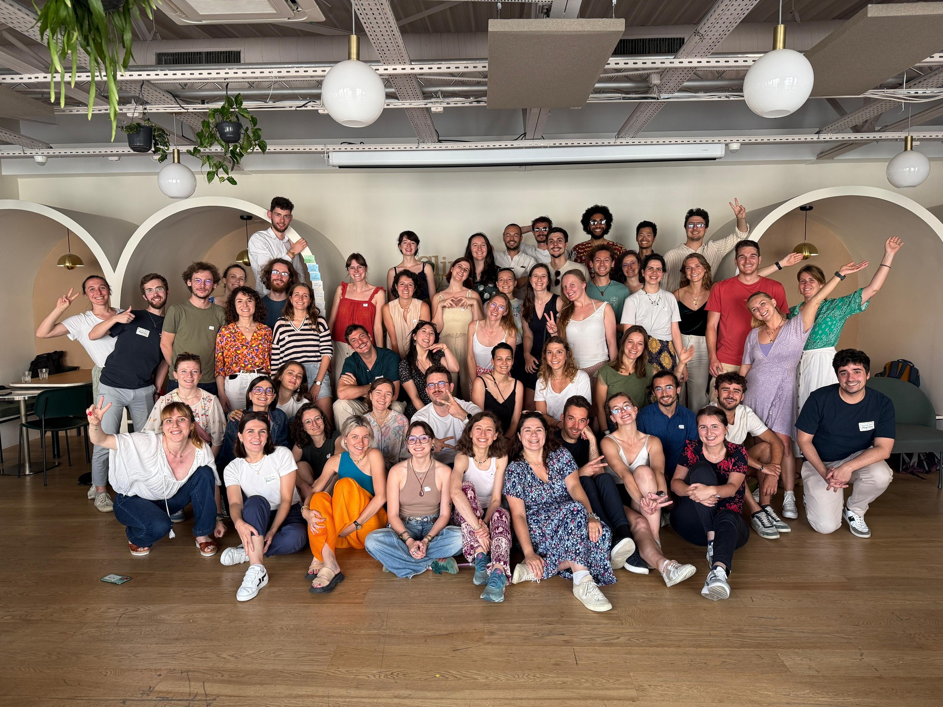 Week-End Pépites (WEP pour les initiés) était le 14 et 15 juin 2025 à la @climatehouse et @academieduclimat ! 🥳
Notre premier événement fondateur : 2 journées pour se rencontrer en vrai, créer du lien, poser les bases de la communauté et construire ensemble les prochaines étapes du Club. Et danser 💃
Petit aperçu du programme :
💬 Des ateliers participatifs pour construire les projets à venir comme le pôle think-tank
💡Des temps d’inspiration et de témoignages
🎉Des moments de célébration pour tisser des liens (oui, il y a aussi eu des spritz sur une péniche)
🌳Une journée à Vincennes pour collaborer en plein air !
Tu n'as pu venir l'année dernière ? On se retrouve les 13 et 14 juin 2026 pour remédier à ça 🔥