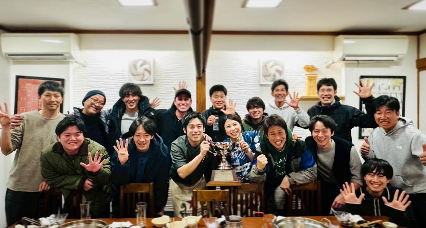 .
【4連覇おめでとうございます⚽️】
ご縁があり協賛させて頂いている
スライヴFCの皆様が
優勝トロフィーを持って
ご来店頂きました⚽️✨
4連覇おめでとうございます🏆
2026年もご活躍期待してます!!
@toyohashi_slivefc
—————————
《おでんと炙り焼きと日本酒酒場 ほなか》
豊橋駅東口より徒歩5分
大きい赤提灯が目立つ🏮
日本酒好きの為の居酒屋🍶
おでんや炙り焼きは勿論🍢
おばんざいもオススメ!
営業時間
月曜 定休日
火曜から土曜 16:00〜23:30(LO23:00)
日曜 16:00〜22:30(LO22:00)
☎️0532-22-8401
ご予約の際はお電話やネット予約で!
ホットペッパーグルメ
↑お得な情報◎
プロフィール欄よりネット予約可能◯
-—————————