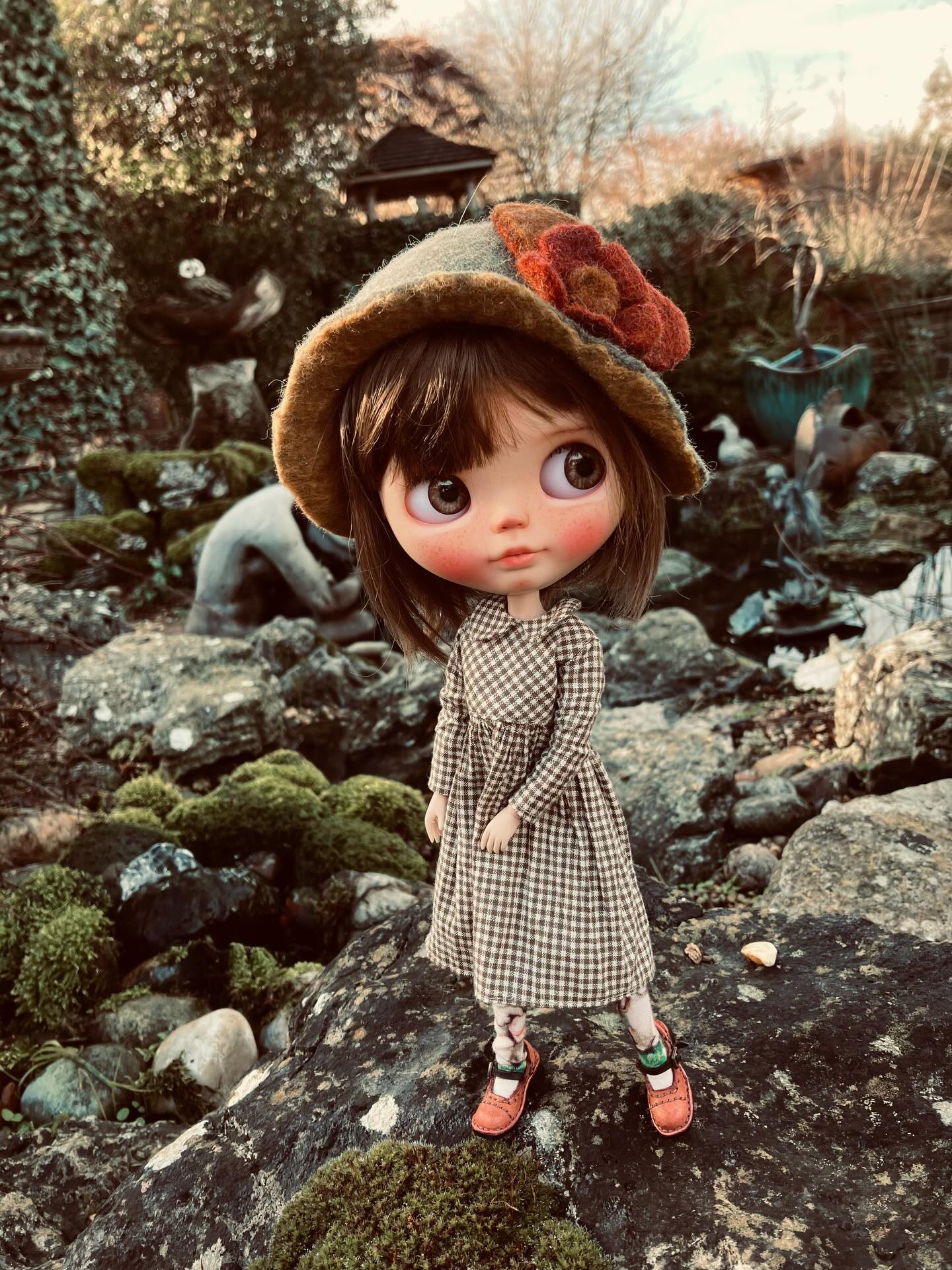 Hello!! I’m back!!
I took a little break to give myself a refresh, but I’m back and feeling more creative than ever!!
I’ve been busy making hats this week, and this is my most recent one! I’d love to know what you think!
The hat is available if your Blythe has fallen in love with it!!
#feltedhat #handmadehat #artisanhat #feltmaker #feltmaking