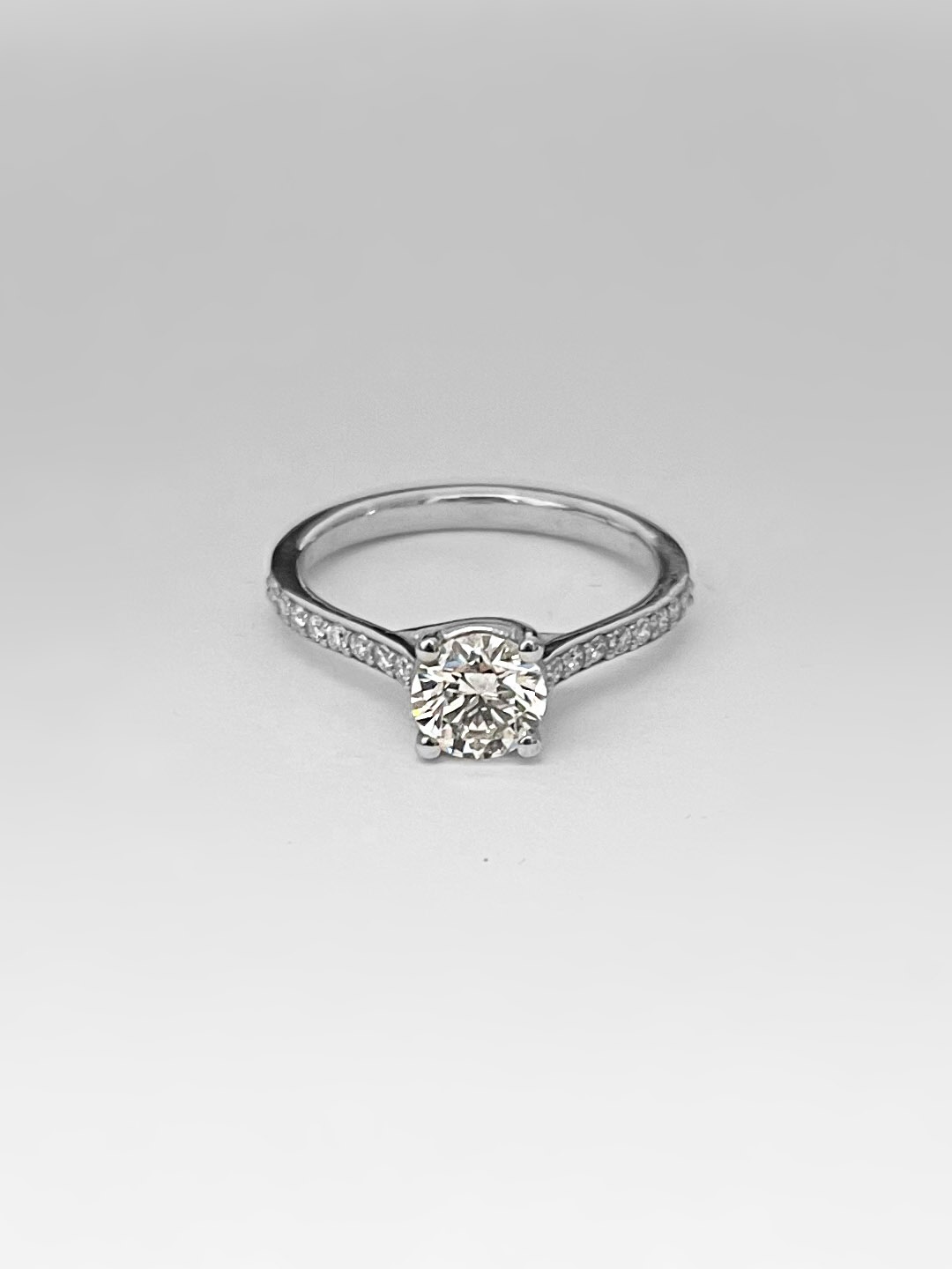 Classic in its simplicity, this solitaire reveals an unexpected surprise from the side. The gracefully crossing setting elevates the central gem, adding a sophisticated twist to a timeless promise 🤍
#mkfinejewelry #bespokejewelry #custommade #solitairering #engagementring