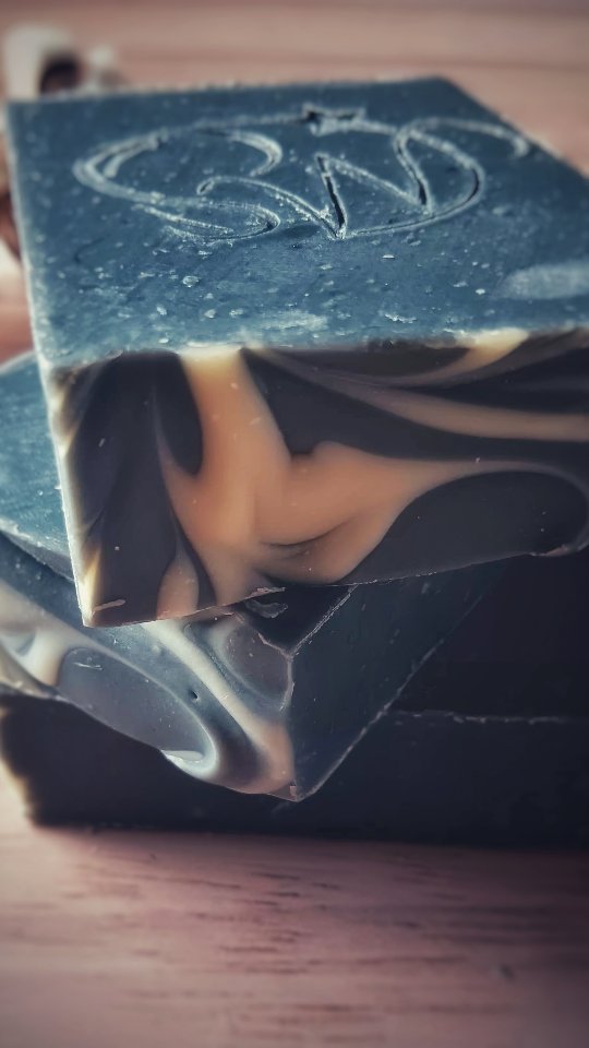 Tu veux consommer mieux...mais tu es épuisée.
Dans notre société de surconsommation, il y a trop de choix, trop d'informations.
Tu ne sais plus où donner de la tête.
Pourtant, tu veux juste quelque chose de SIMPLE.
Te faire plaisir, sans culpabiliser et sans te surcharger.
Tu as raison, la simplicité c'est du soin.
Abonne-toi pour découvrir ma gamme.
#artisanefrançaise #savonnerieartisanale #faitmain