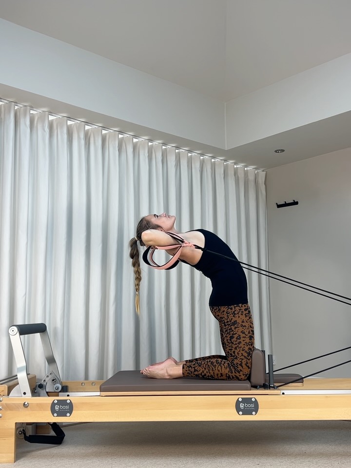 Some reformer favourites lately 🫶🏽
🌊 Thigh Stretch into back extension, great prep for High Bridge on the reformer - I'm on 1 red
🔥 Plank and Pike variations for a full body challenge - again 1 red
🍑 All 4s footwork variation, add some pulses for a extra 'fun' - 2 reds
✨ Long Spine, OG exercise perfection, no other explanation needed - 1 red 1 blue
All of these and more are in the Full Body 30 Reformer class on my site 🤍
#pilates #pilatesreformer #reformerpilates #pilatesreformerworkout
Reformer by @basisystems from @gladform_uk