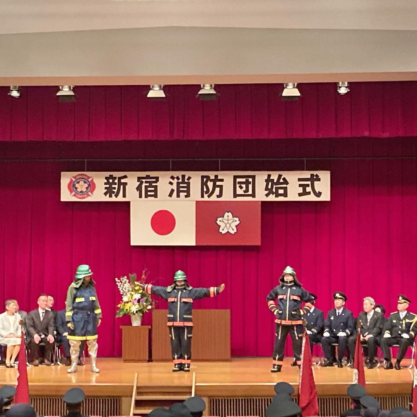 新宿消防団始式へ。
表彰や新しい防火服の披露もあり、あらためて消防団の皆さんの心強さを感じました。
地元の第八分団からも多くの方が表彰され、日頃の努力が評価されたことが本当にうれしいです。
地域の安全を支え、行事にも力を貸してくださる皆さんに感謝。
#消防団