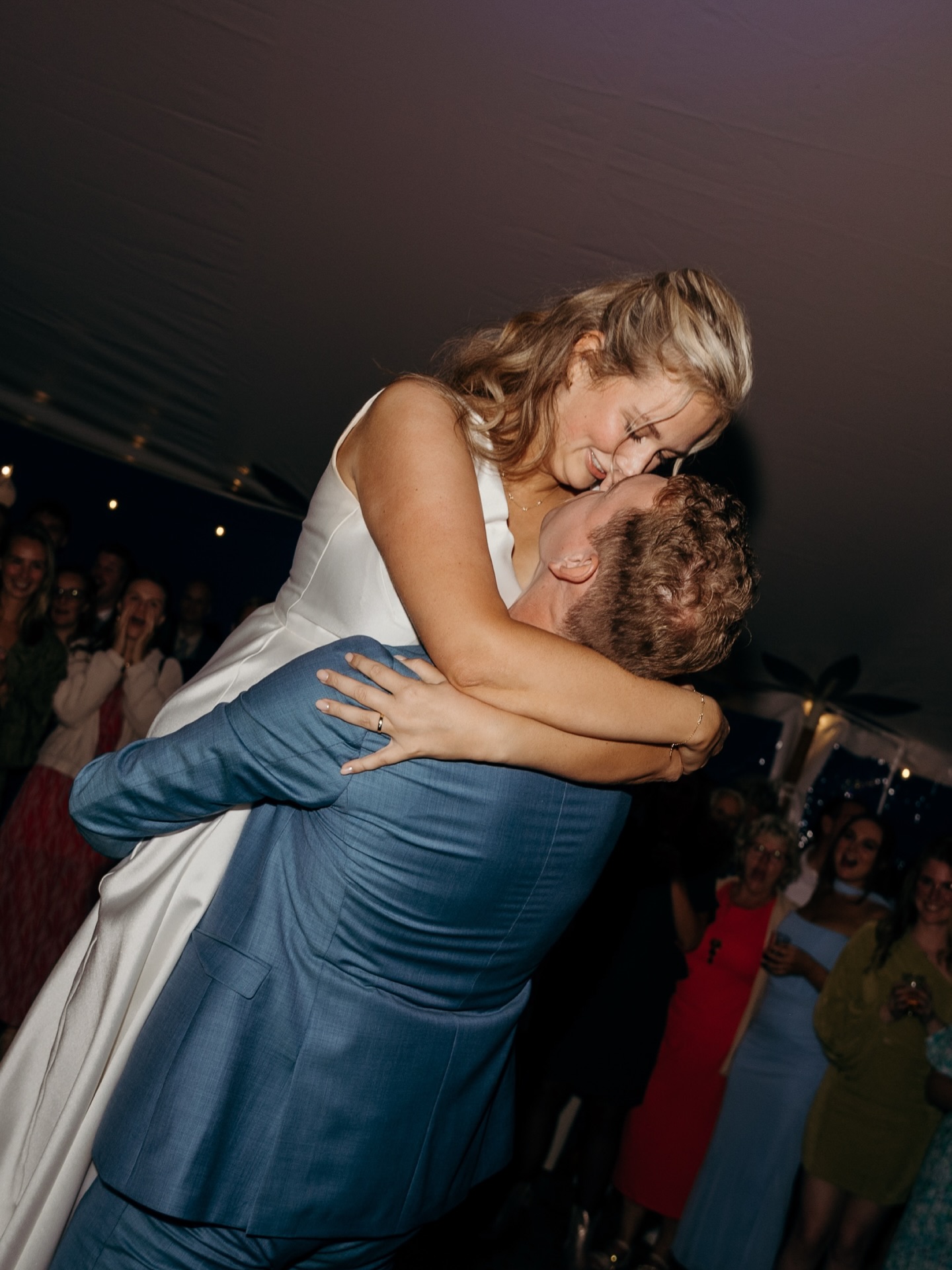 โWhen the love is real and the dance floor goes wildโ ๐ชฉ๐ฅ
De openingsdans als begin van het feest, even samen in het middelpunt en daarna iedereen los op de dansvloer! ๐บ๐ฝ