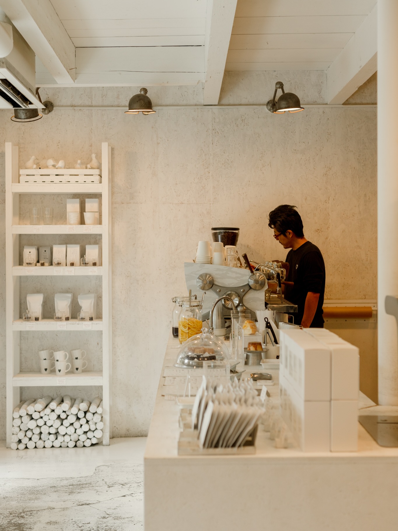 Have @waldenwoodskyoto in your radar if you’re visiting Kyoto. They serve delicious coffee and the space is truly inspiring — a tree in the middle of the room and seats surrounding the main room to create a arena-like seating experience
#Kyotocoffee #Kyotocoffeeshop #japancoffeeshop
