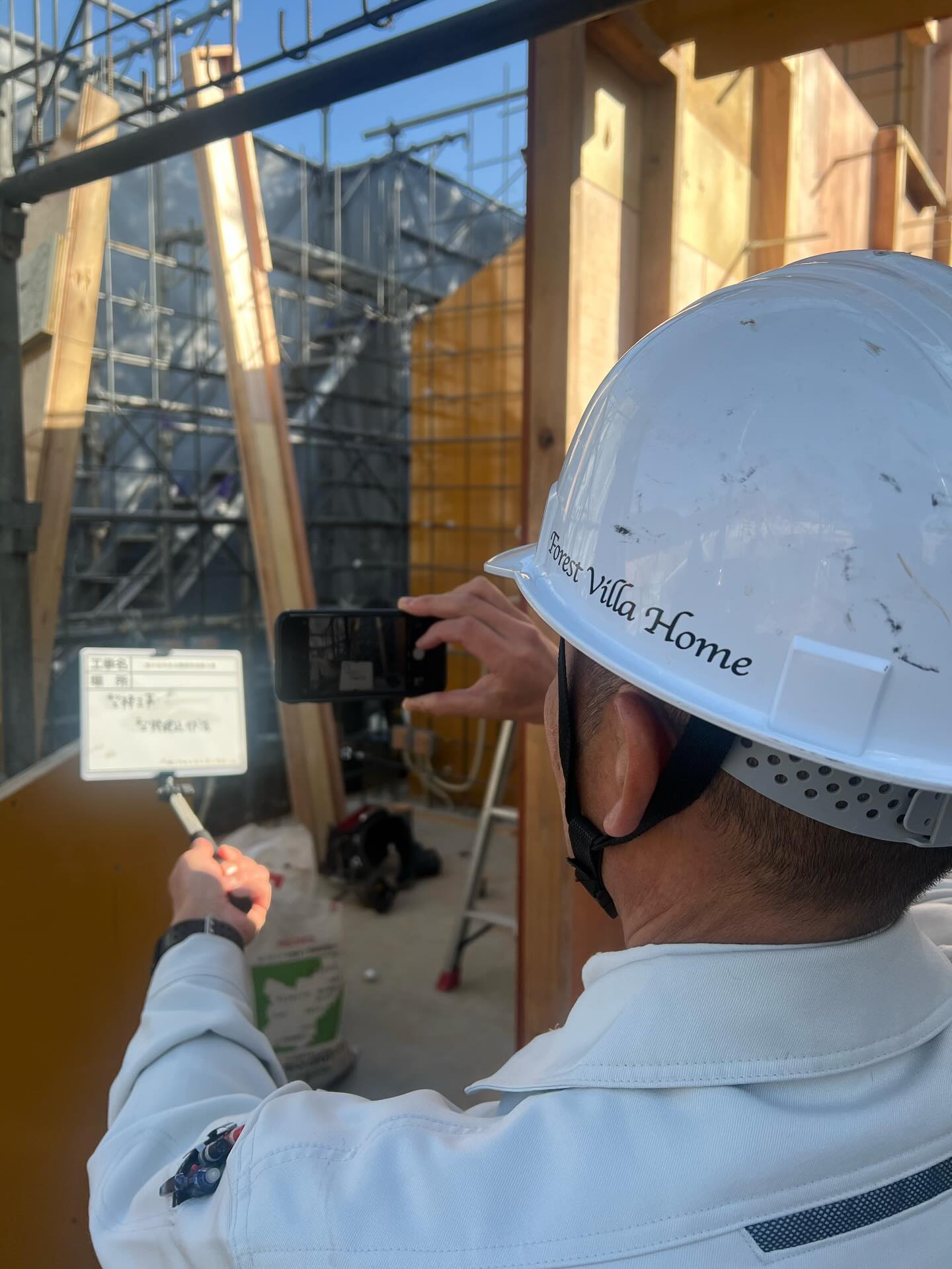 今日は、RC造の公共工事の現場にお邪魔しました🔨
公共工事の現場では、数多くの検査と記録が繰り返されます。
完成すると見えなくなってしまう基礎や構造の隅々まで、
「正しく、誠実に」施工されているかを記録していきます。
#フォレストヴィラホーム #木造建築 #公共工事 #現場管理 #建築施工