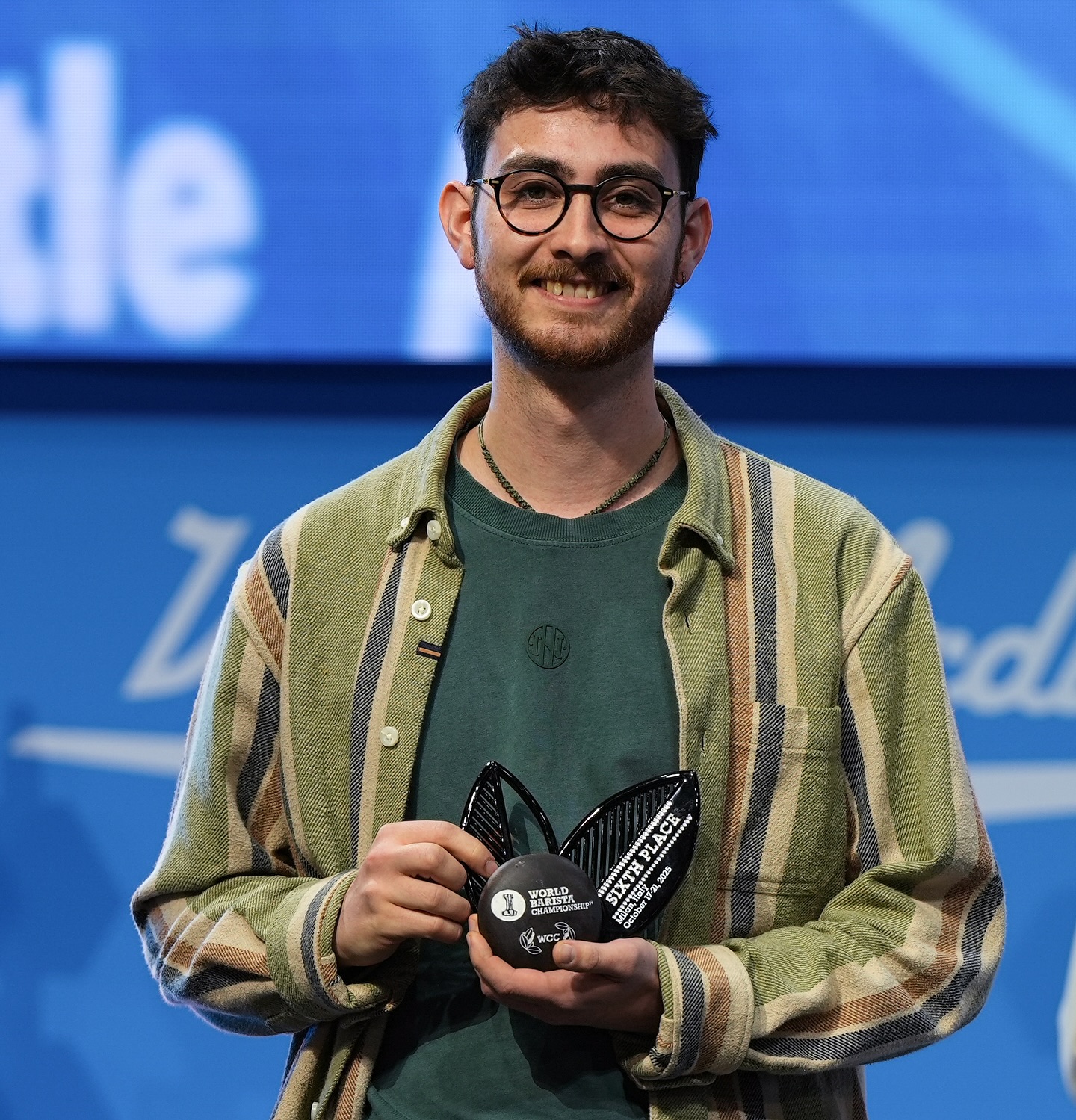 Mød vores nyeste rR-familiemedlem, Christopher Hoff! 💫
Han har over otte års erfaring fra kaffebranchen og er pt verdens sjette bedste barista. Tidligere har han undervist hos rRebel Coffee Academy, hvor han har været ansvarlig for vores Barista I-kurser.
Nu træder Christopher ind i rollen som Academy & Customer Experience Specialist! Vi er så glade for at have ham med på vores team.
Velkommen, Christopher! ☕✨