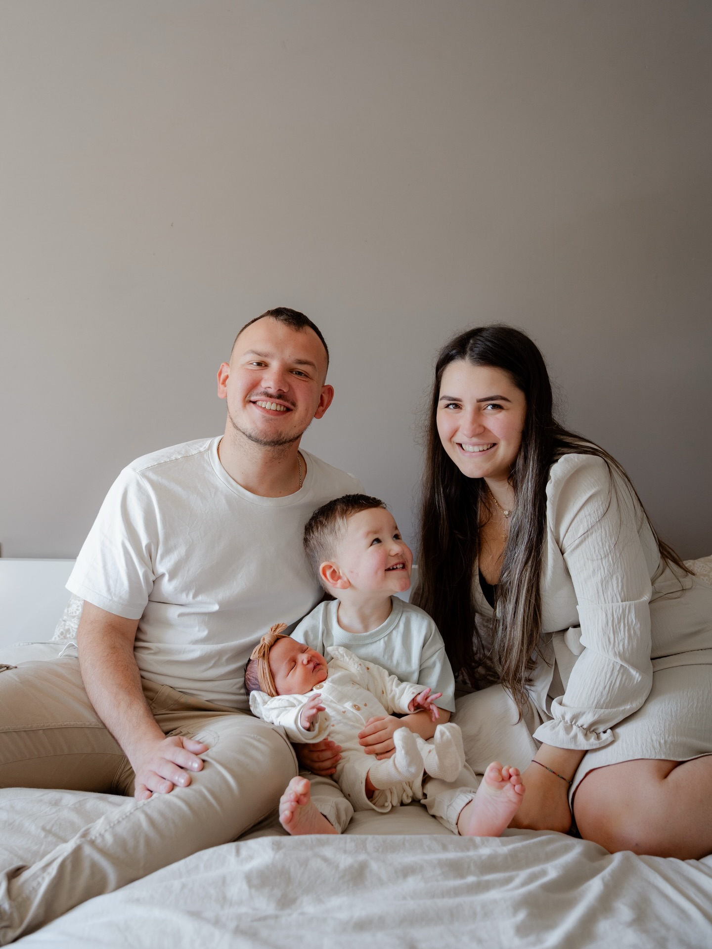 Une séance naissance à domicile ✨
L’arrivée d’une petite sœur, une admiration pour cette petite poupée, une première connexion, une complicité naissante. C’est tout ça que l’on ressens lors d’une séance photo naissance.
En tant que photographe, je prend à cœur de vous mettre à l’aise & votre cocon, votre maison est le lieu idéal !
Pas de pression en cas d’oubli de couches, d’une envie de bibi, c’est moi qui m’adapte. Pas vous qui êtes pressé par le timing d’un studio ❌
Si vous êtes conquis par cette séance, vous pouvez réserver directement votre séance via le lien dans ma bio 💌