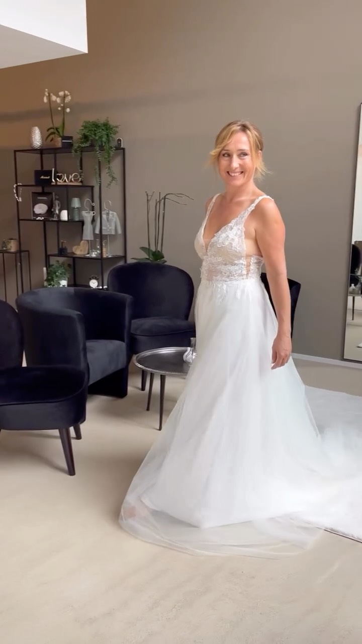 Ein Traum aus Tüll 🤍
#bride #weddingdress #brautkleid #zurich #carolinaryf