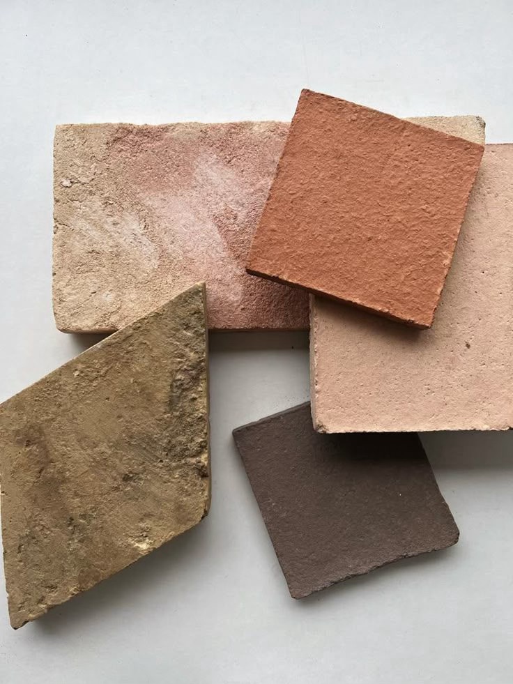 Palette terreuse et chaleureuse
Brique, rose, terracotta, vert olive
Si elle évoque souvent les ambiances méditerranéennes, cette gamme qui rappelle la terre, la pierre et le végétal s’adapte parfaitement aux architectures contemporaines, aux maisons de campagne ou aux intérieurs minimalistes en quête de chaleur.
Le secret ? Jouer avec les matières, soigner la lumière et trouver le juste équilibre entre les nuances.
Sources : Pinterest