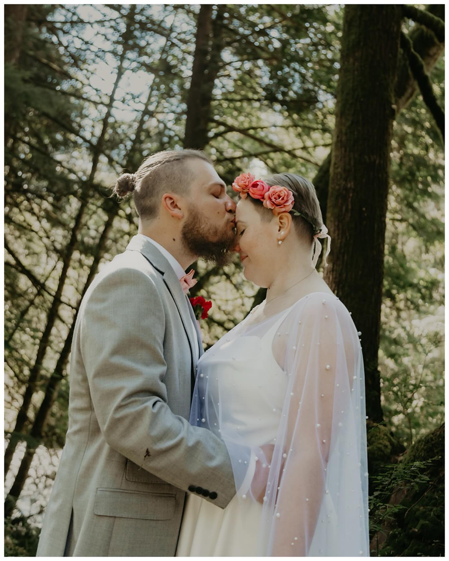 Where the forest is your witness and the moment is truly yours. We’re forever in love with cozy, intimate elopements tucked beneath the trees 🤍🌲
Photographer: @ericamillerphotography
Officiant: @younghipandmarried @officiant_shawn