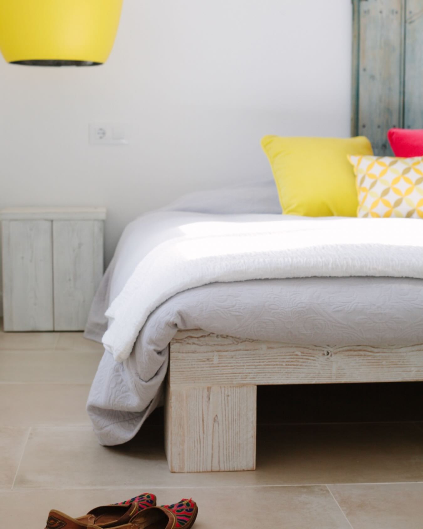 For those who like our white sanded finishes, they go great with a pop of color 🌈
.
.
.
.
#recycledwood#furniture #handmade#mueblesdemadera
#costablanca