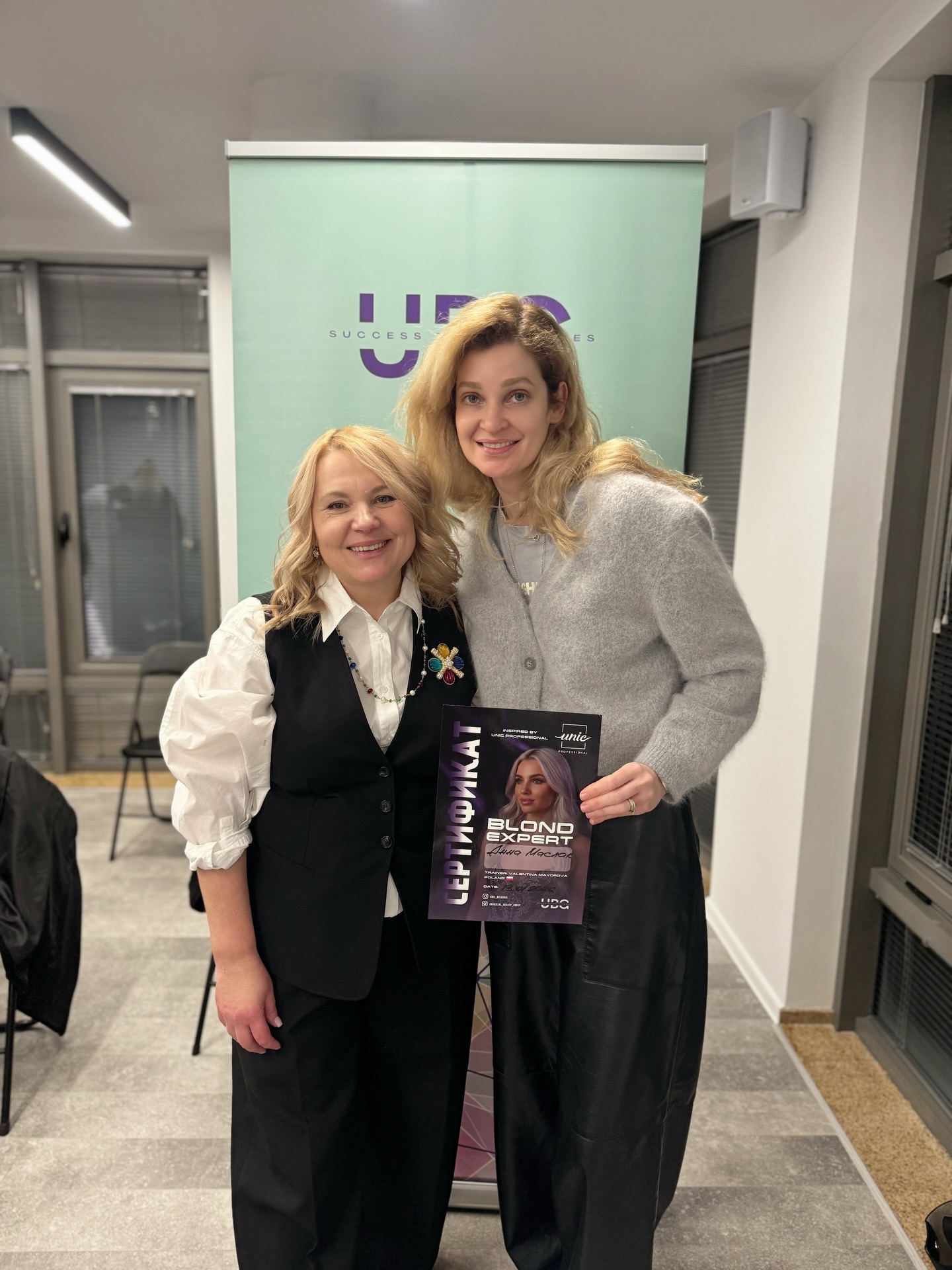 Blond expert course 🙌🏻 #sofia #hairdresser #blond