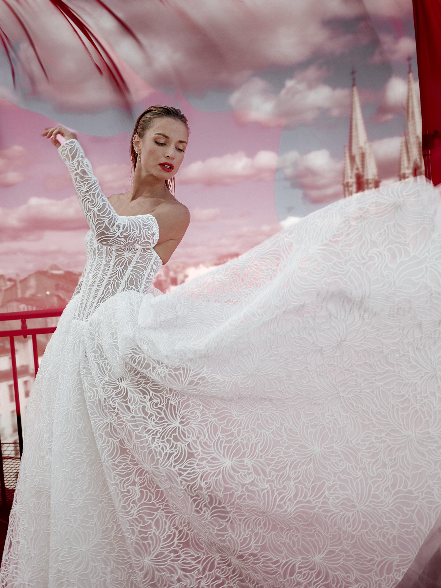 ✨ Isadora ✨
Isadora est une robe de mariée au volume affirmé, pensée pour sublimer la silhouette avec justesse.
Son bustier structuré offre un maintien parfait et met en valeur la morphologie, tandis que son ampleur apporte allure, élégance et présence.
Chaque détail a été imaginé pour créer un équilibre harmonieux entre force et féminité, structure et légèreté.
Isadora s’adresse aux mariées qui souhaitent une robe de caractère, à la fois intemporelle et résolument couture.
⸻
🤍 Manon Gontero
Créatrice de robes de mariée couture sur-mesure depuis 15 ans
Atelier privé à Marseille
✨ Envie d’essayer Isadora ou de créer votre robe sur-mesure ?
Prenez rendez-vous via le lien en bio