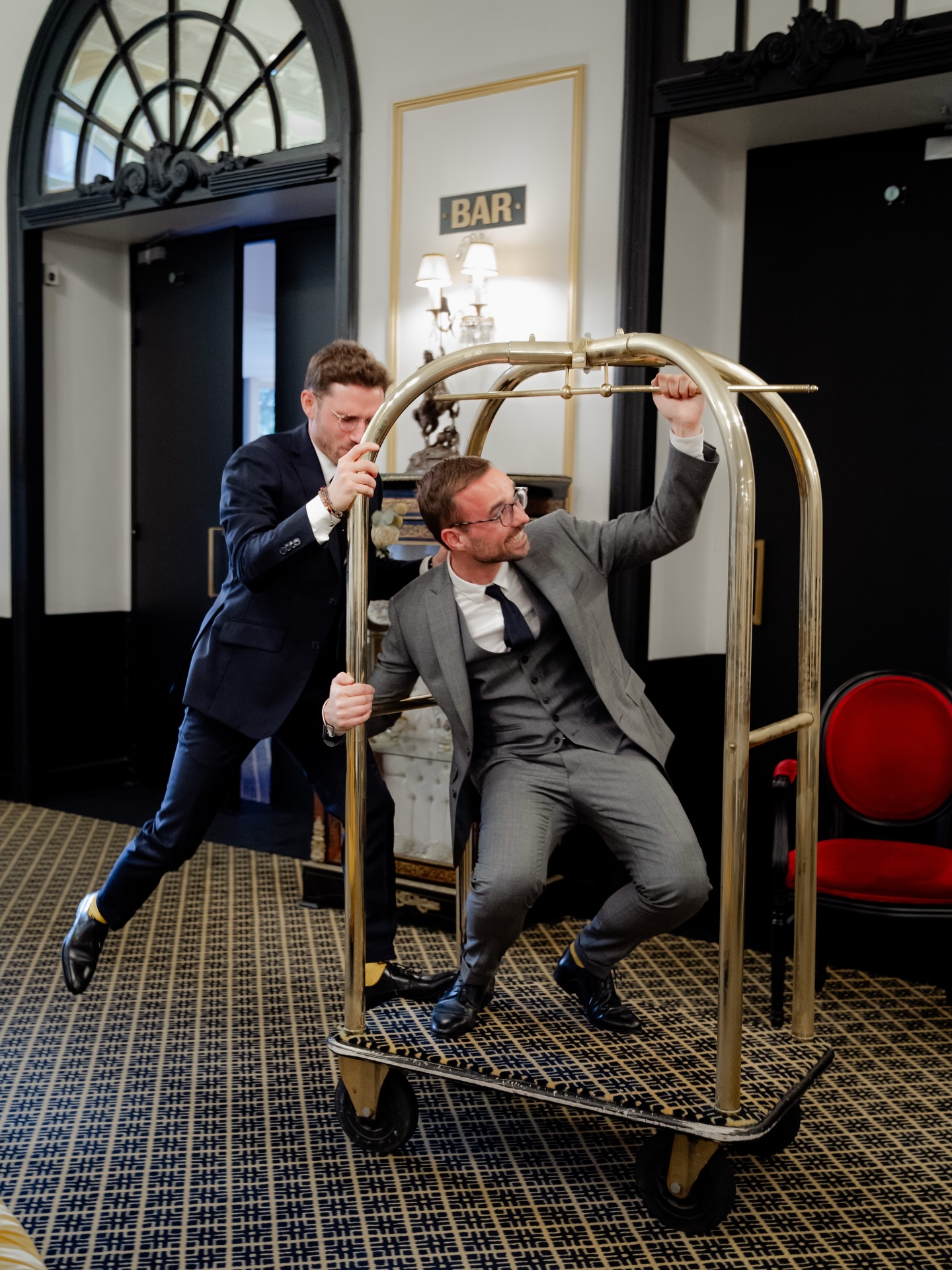 L’AMOUR SOUS TOUTES SES FORMES ❤️🔥
Que vous soyez un couple hétéro, homo, hommes, femmes ou que sais-je,
Que vous vouliez des photos sages, un peu dingue, un mélange de couleurs, du sobre, d’enfants,
WELCOME 🔥
⚡️Ici, la seule règle c’est d’être vous-même !
J’apporte énormément d’importance à ce que vous fassiez ce qui vous ressemble.
❌ Je ne veux absolument pas que vous vous sentiez contraint de faire ce qui est à la mode, ce qui « doit » être fait, ou qu’on vous a demandé de faire !
Donc si tu te reconnais dans ce que je souhaite pour mes mariés, mets moi ❤️🔥 dans les commentaires !