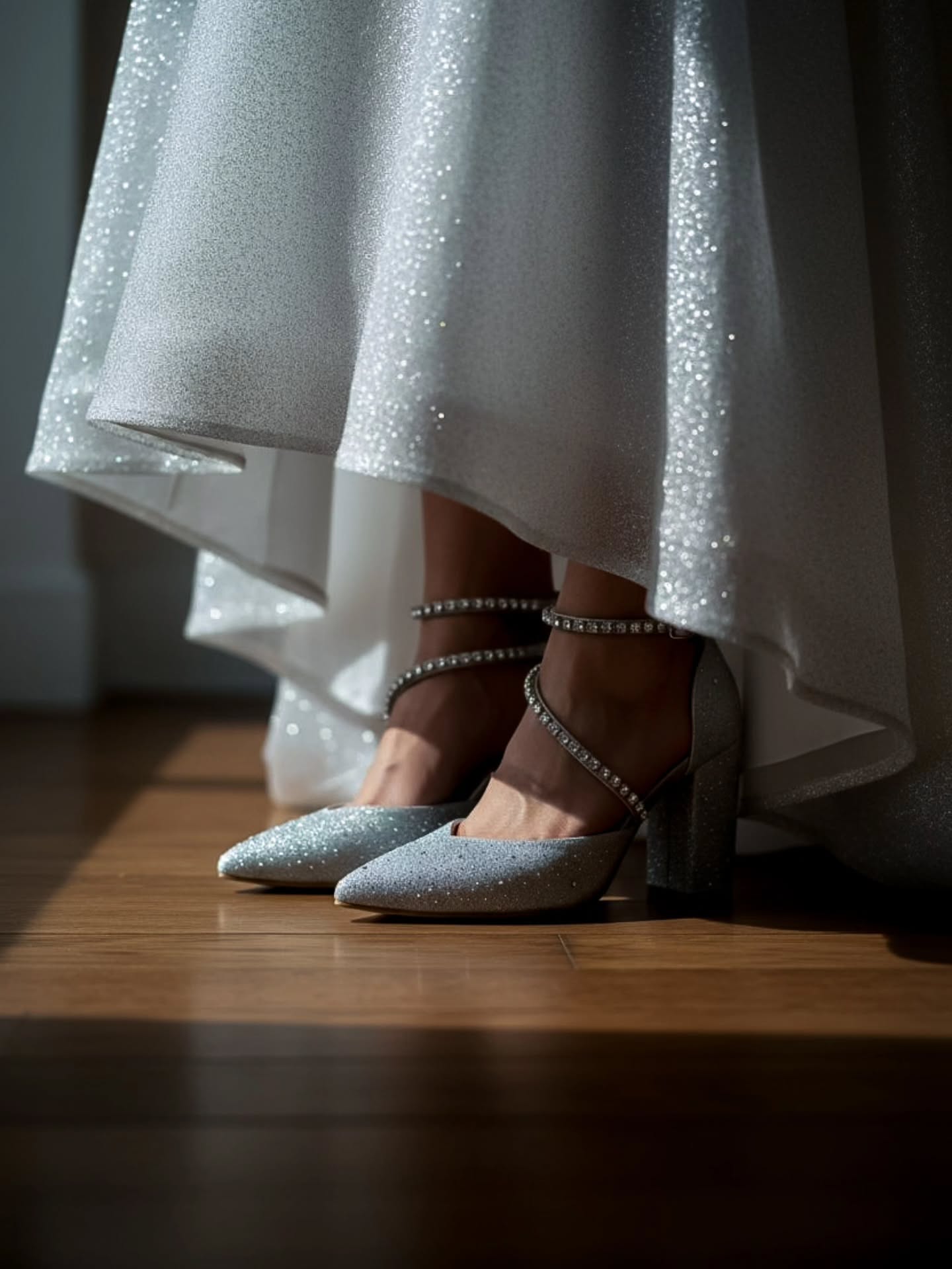 ✨ El toque final que lo dice todo ✨
Cuando cada paso importa, eliges brillo, comodidad y elegancia en perfecta armonía.
Zapatos que no solo acompañan tu vestido… lo elevan y te llevan a disfrutar cada momento de tu gran día 🤍👰♀️
Diseñados para caminar, bailar y enamorarte una y otra vez 💫
#ZapatosDeNovia #BrideShoes #NoviaElegante #DetallesQueEnamoran #ComodidadDeNovia WeddingVibes BrideStyle Novias2026