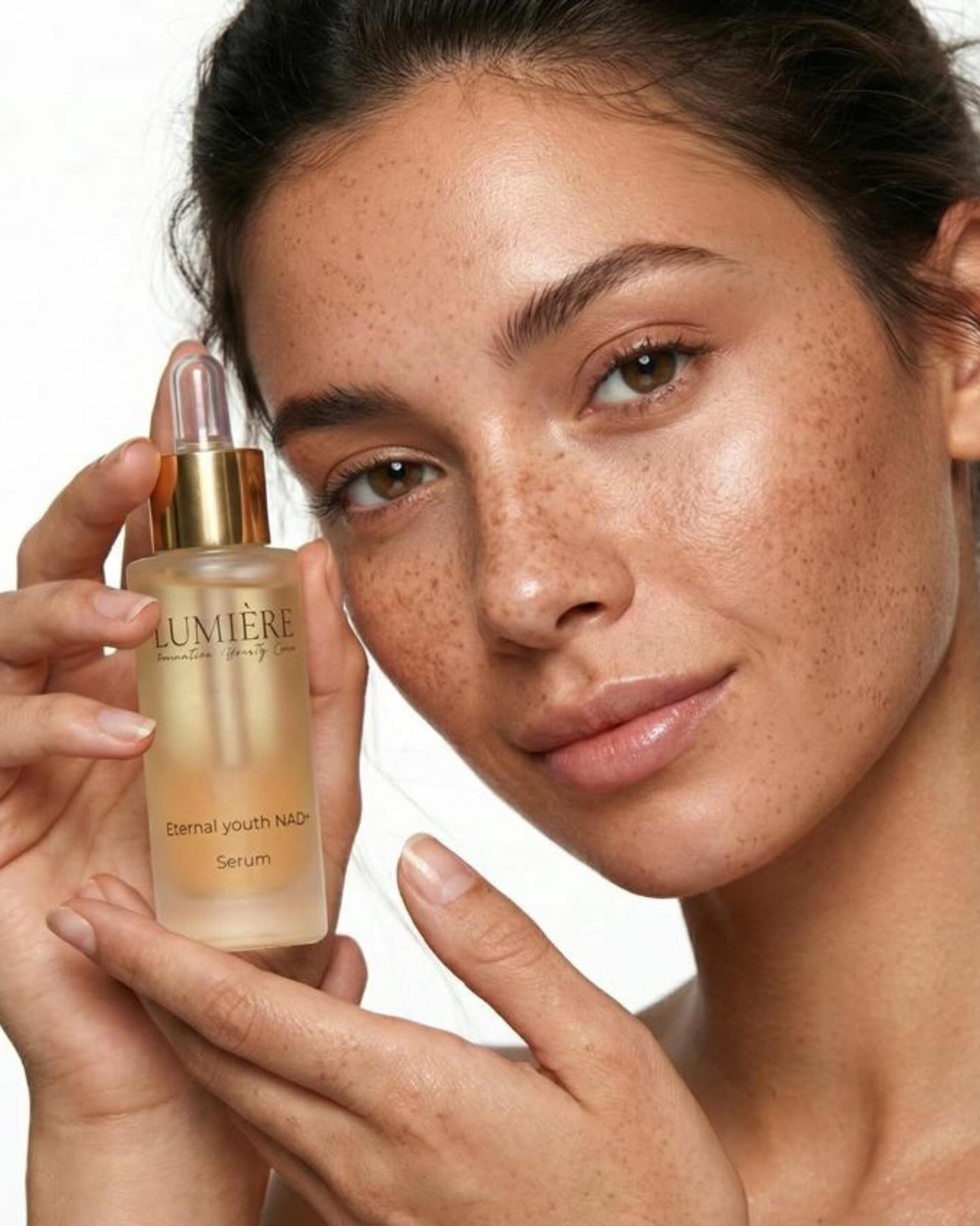 Scopri la scienza della giovinezza eterna: Ethernal Youth NAD Serum leviga, distende e illumina con peptidi biomimetici, NAD+ e niacinamide. Texture vellutata per una pelle botox-like, idratata e rigenerata. La tua bellezza, senza tempo. ✨