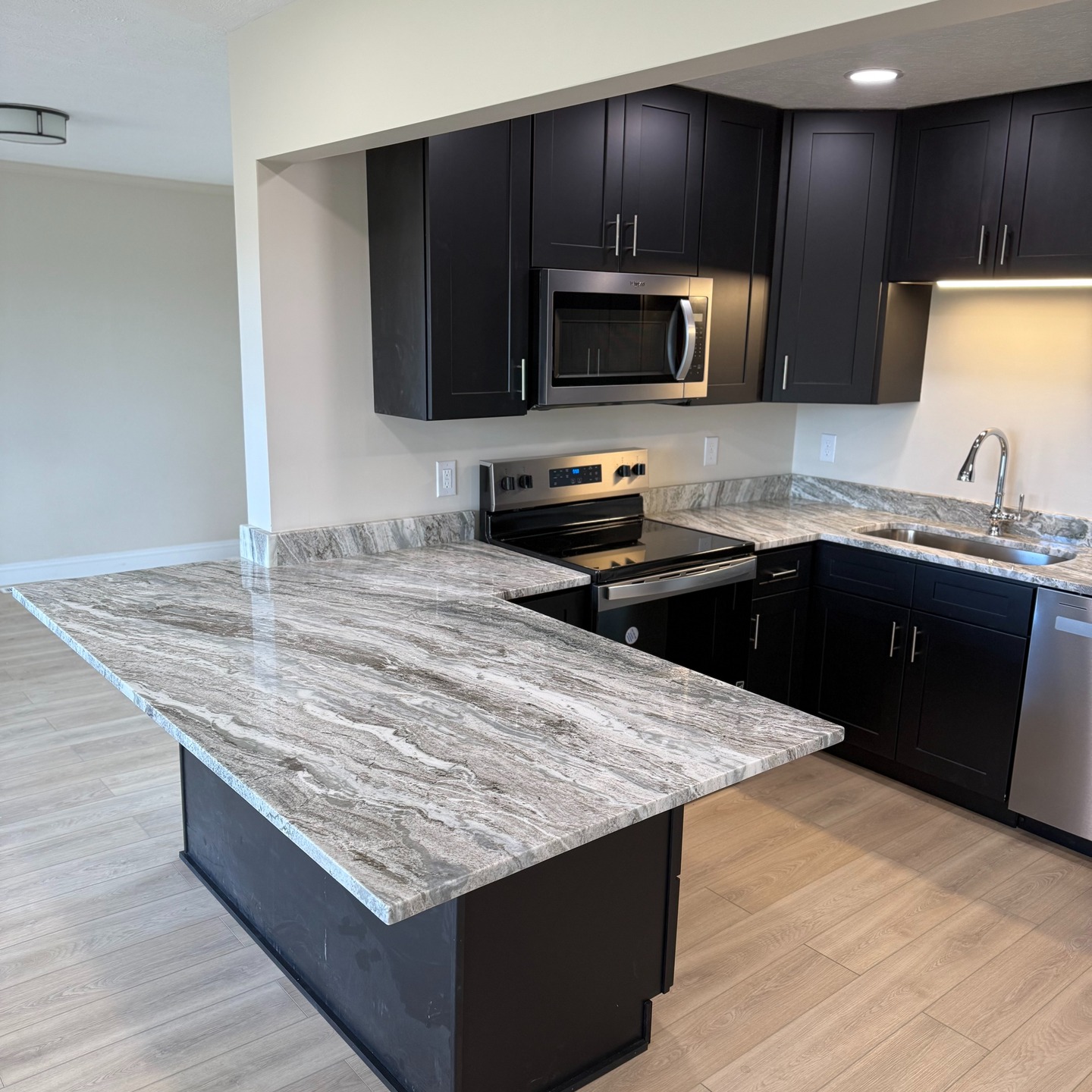 "From design to installation, we bring Lexington kitchens to life—one countertop at a time. Discover craftsmanship that speaks for itself."
👉 #LexingtonCountertops #MGMStoneCreations #LexingtonKYHomes #KitchenRenovationKY #CustomCountertopsKY #LexingtonHomeExperts #QuartzCountertopsLexington #KitchenUpgradeLexington #LexingtonInteriors #HomeDesignKY