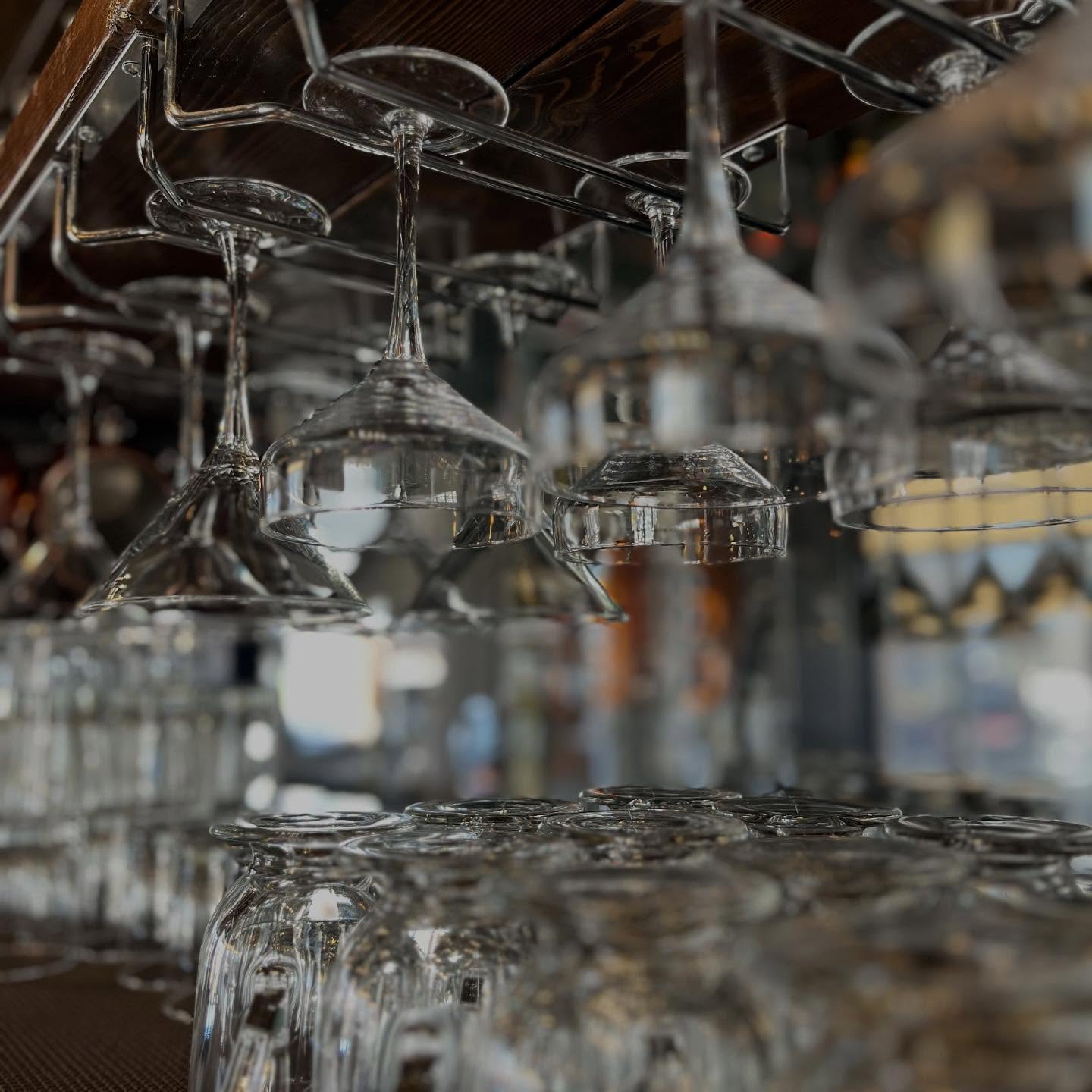 Choosing the right glass is an essential piece of crafting a cocktail. Which type of glassware is your favorite? 😍🍸🥃
#drink #martini #rocks #coupe #glasses