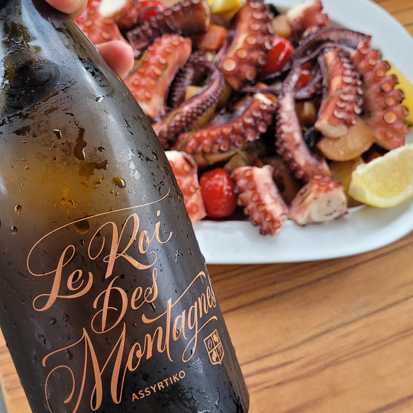 Le Roi Des Montagnes Assyrtiko from @papargyriouwinery is a special wine, one that is different from all other Assyrtikos you'll find. From vineyards ar 850m - and still it has 14,5% alc. That already teils you it's late harvest. And it's barrel aged. But make no mistake, this is no Nykteri, as you might know it from Santorini. It has so much body ... if you drink it from black glasses, you might think it's a red wine. Even though it does have aromas of peach and pear. But there are also darker aromas of berries and nuts. And on the palate too, there is so much grip ... the tannins are firm, there is a lot of really balanced sweetness. Just a couple of days of skin contact. So this is great even for all people who despise full-fledged orange wines. The 2022 vintahe is at 93+ points at the moment. It is fully enjoyable already but it also has a alot of potential for the coming years. In Germany, you can get it from wineandnature .
