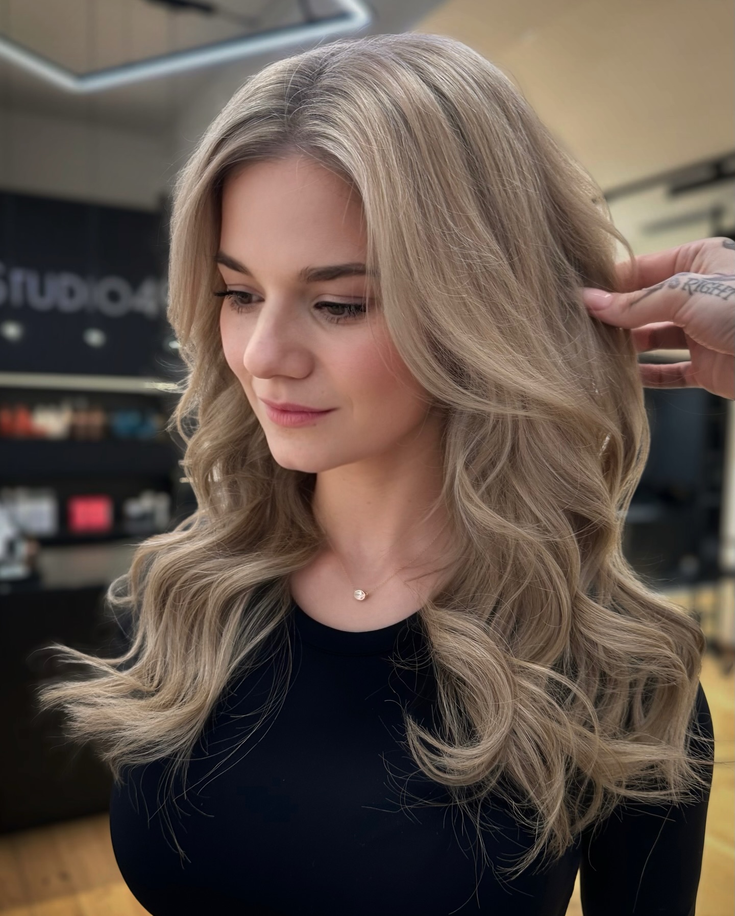 • Blonde & Extensions •
Unsere liebste Kombination für geile Haare: feine Babyligths und neue Tressen 😍
Mehr Volumen geht nicht 💁♀️
______________________________
📍High-End Hair Studio Hamburg 🪩 Studio 49
📅 Buche jetzt deinen Termin für dein Hair Makeover!
______________________________
haarverlängerung friseurhamburg extensions wefts weftextensions tressen tressenextensions haarverdichtung blond babyligths oldmoneyblond balayage