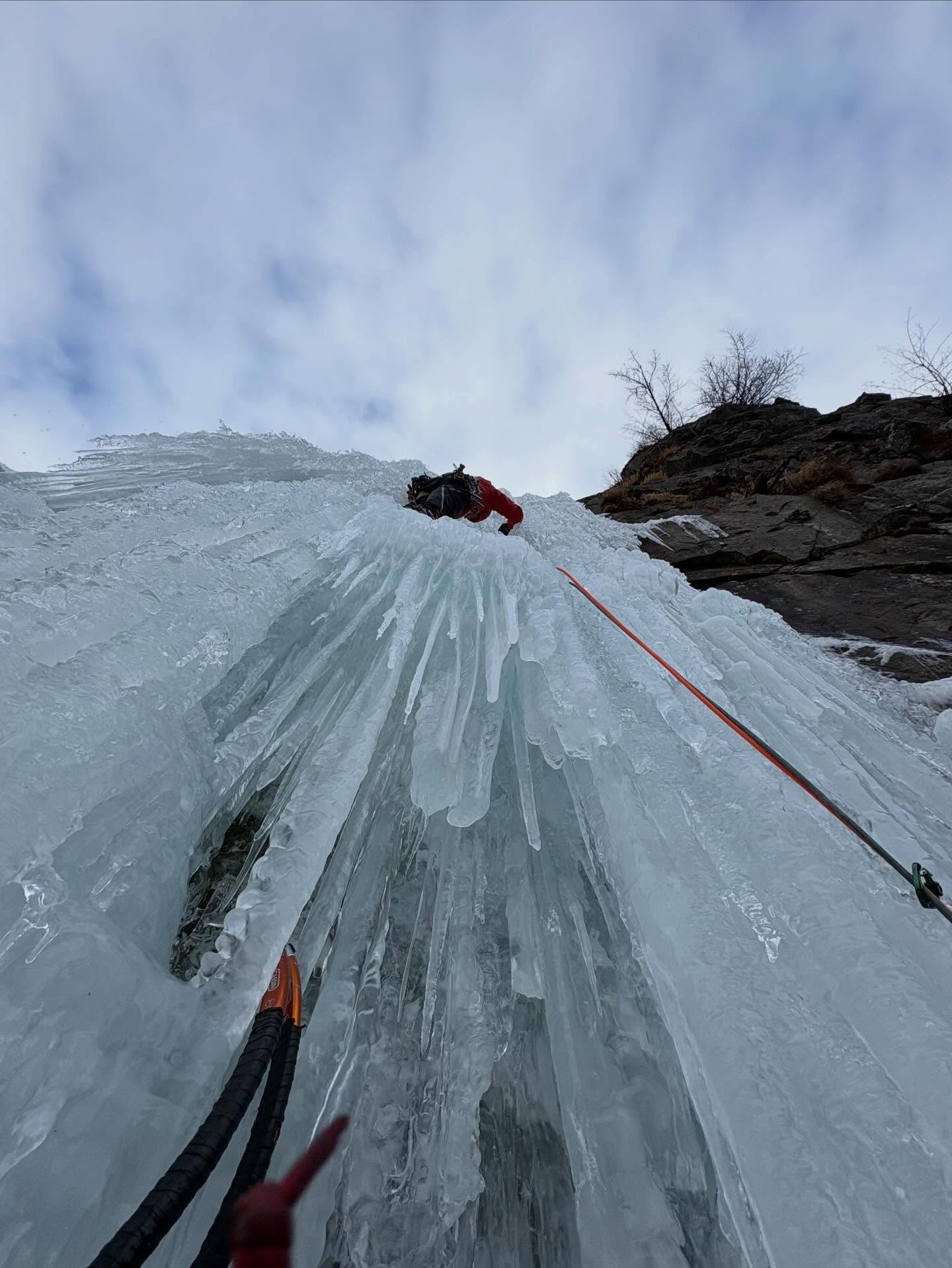 Effimeri castelli di ghiaccio. Ecco alcune foto delle cascate di ghiaccio che abbiamo salito ultimamente.
#ice #iceclimbing #iceclimbingswitzerland